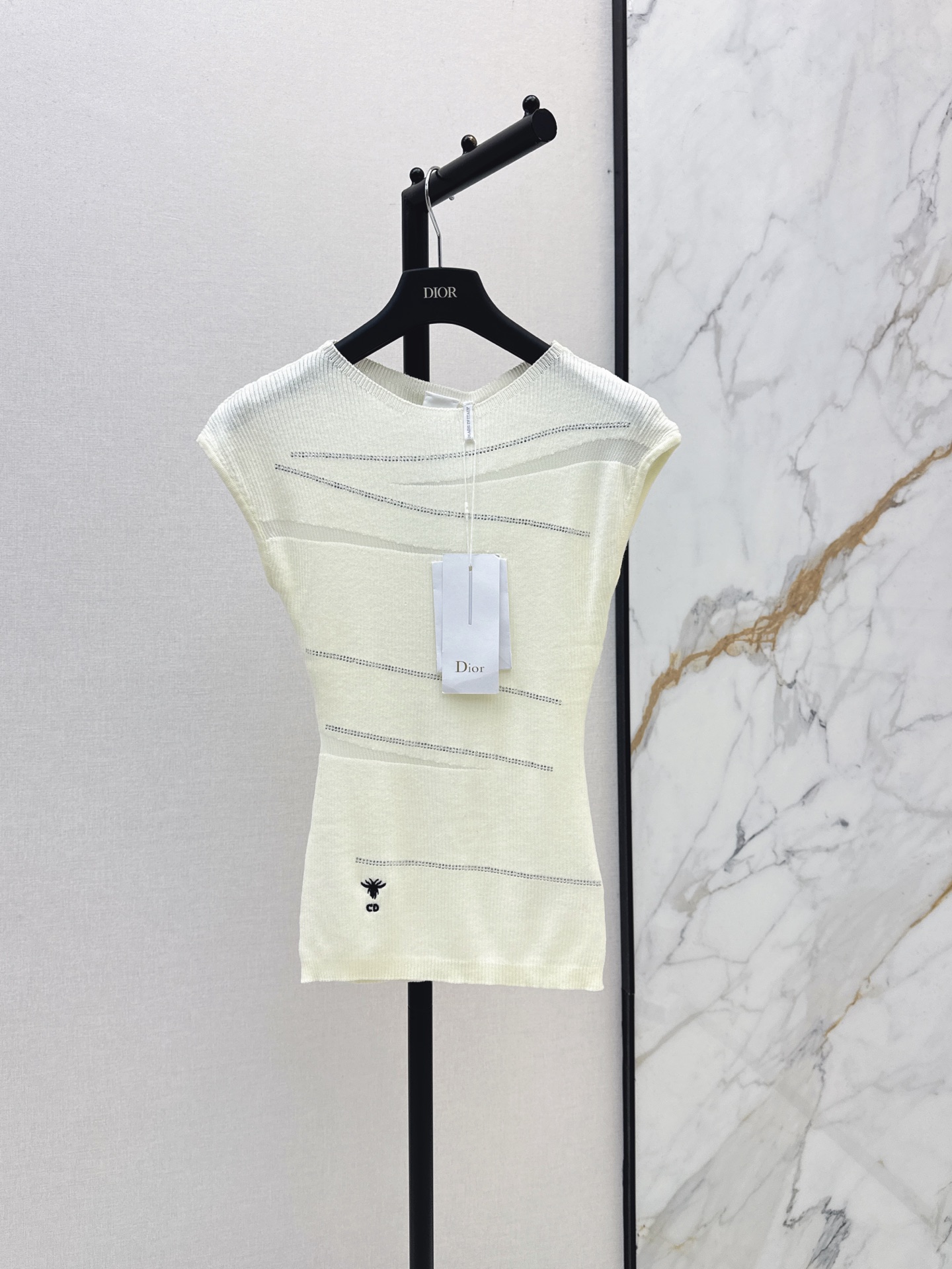 NO:928785,CD 26Ss————The latest off-shoulder sweater for spring and summer is simple and easy to wear. It can be paired with pants or skirts. Classic slim fit design. Embroidered classic logo decoration. Thin yarn is not stuffy. Two-color sml,,skirts,19860909CD 26Ss————春夏最新款落肩针织衫简约又好穿 搭配裤子或者半裙都OK 经典修身版型设计 刺绣经典logo装饰 轻薄的纱线不闷热 两色sml,,skirts,,Women's clothing