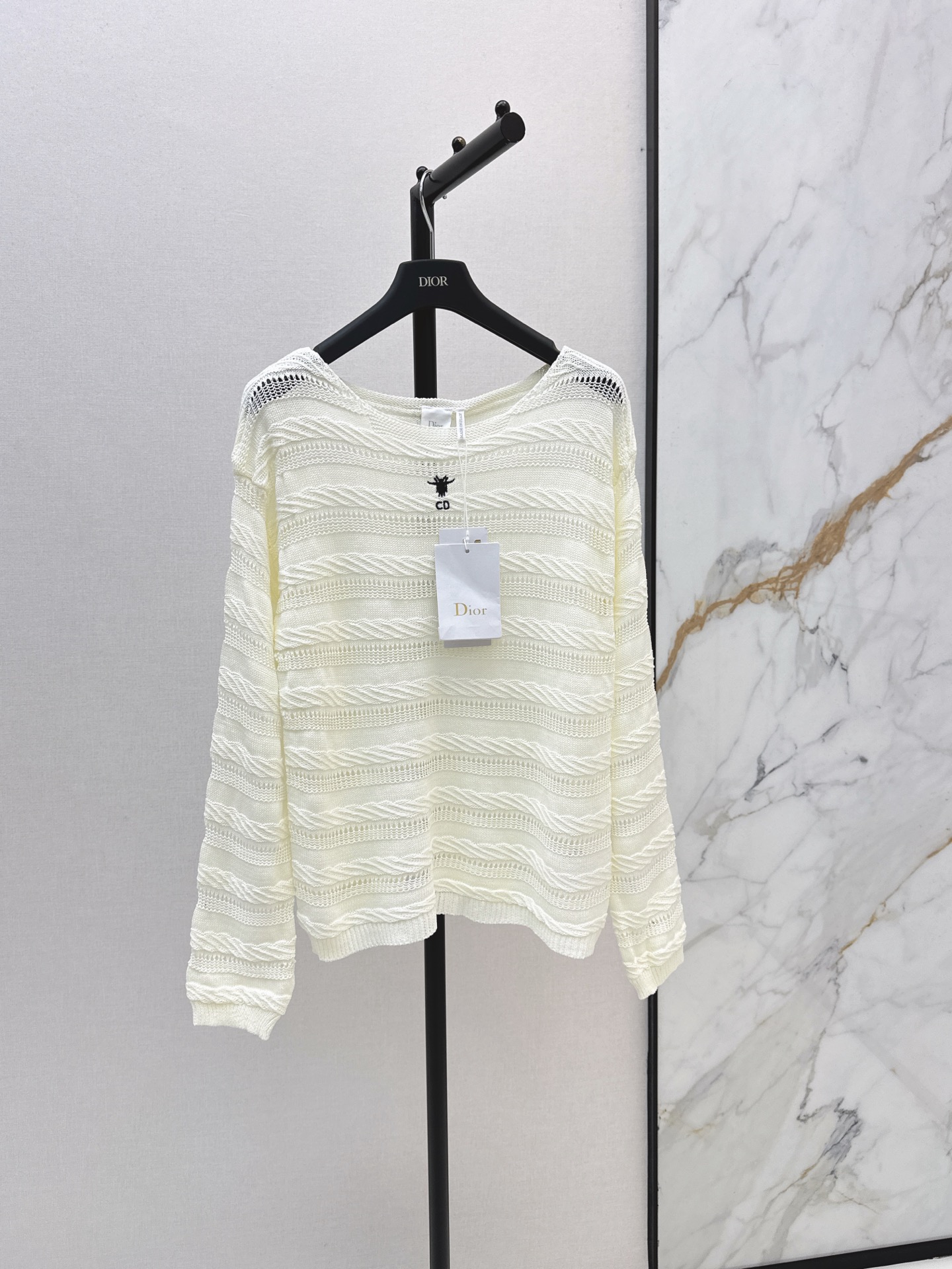 NO:928774,CD 26Ss————The latest bee embroidered three-dimensional woven long-sleeved sweater in early autumn is simple and easy to wear. It can be paired with pants or skirts. Classic loose fit design. Embroidered classic logo decoration. Thin yarn is not stuffy. Three-color sml,,skirts,19860909CD 26Ss————早秋最新款蜜蜂刺绣立体提织长袖针织衫简约又好穿 搭配裤子或者半裙都OK 经典宽松版型设计 刺绣经典logo装饰 轻薄的纱线不闷热 三色sml,,skirts,,Women's clothing