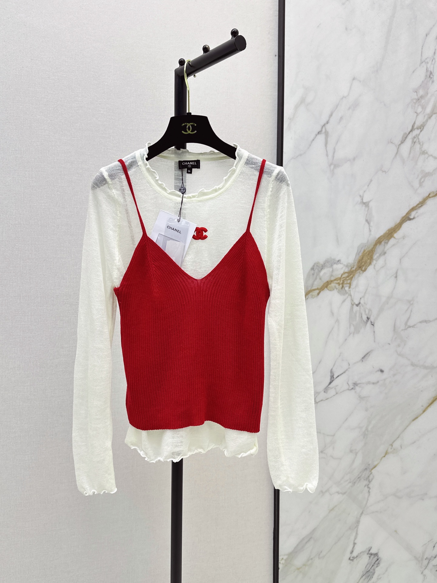 NO:928756,C Home 26Ss————The latest two-piece set of camisole knitted vest in early autumn. Customized imported knitted yarn material. High-quality texture, delicate and comfortable. Double C embroidery micro-labels are embedded in the whole body to highlight the high-end look. The elasticity makes it more refined. The fit is slimmer. The version is tolerant of the body. It shows relaxation and tonality. Highlights the light luxury and fashionable temperament. Two-color sml,,chanel,19860909C家 26Ss————早秋最新款吊带针织背心两件套定制进口针织纱线材质 质感上乘 细腻舒适 通体撞色植入双C刺绣微标 凸显穿搭高级感 弹性松紧更显精致 穿搭显瘦 版型包容身材 尽显松弛调性 凸显轻奢时髦气质 两色sml,,chanel,,Women's clothing