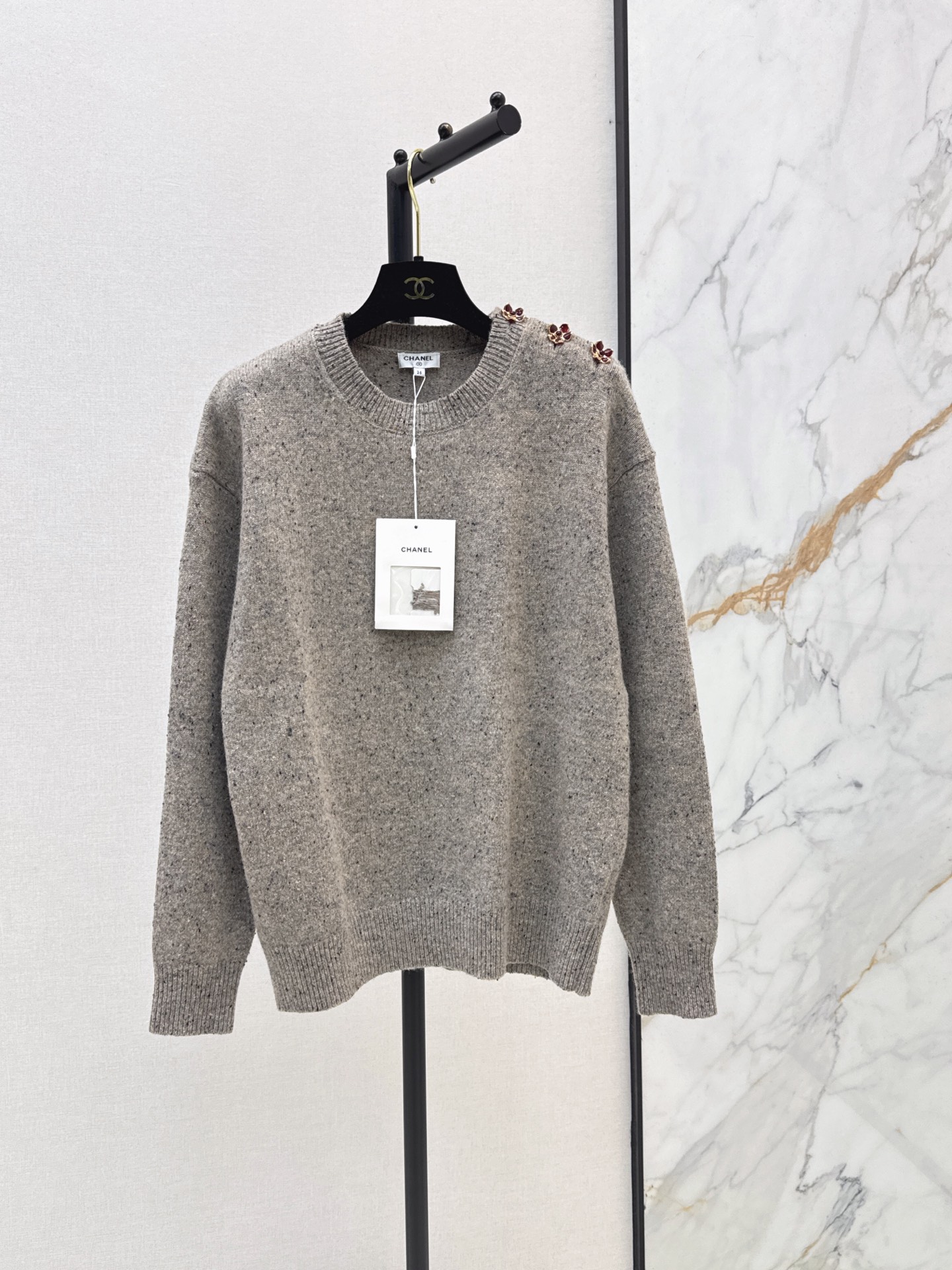 NO:928738,C Home 26Ss————The latest high-end handmade workshop series three-dimensional camellia shoulder buttons in early autumn. The oil-drop buttons on the shoulders of the gray floral yarn pullover sweater are playful and have a sense of design. The loose version does not pick up the upper body and is casual and lazy. One color sml,,chanel,sweaters,19860909C家 26Ss————早秋最新款高级手工坊系列立体山茶花肩扣 灰色花纱套头毛衣肩部的滴油纽扣点缀 俏皮又有设计感 宽松版型不挑人上身随性慵懒 一色sml,,chanel,sweaters,,Women's clothing