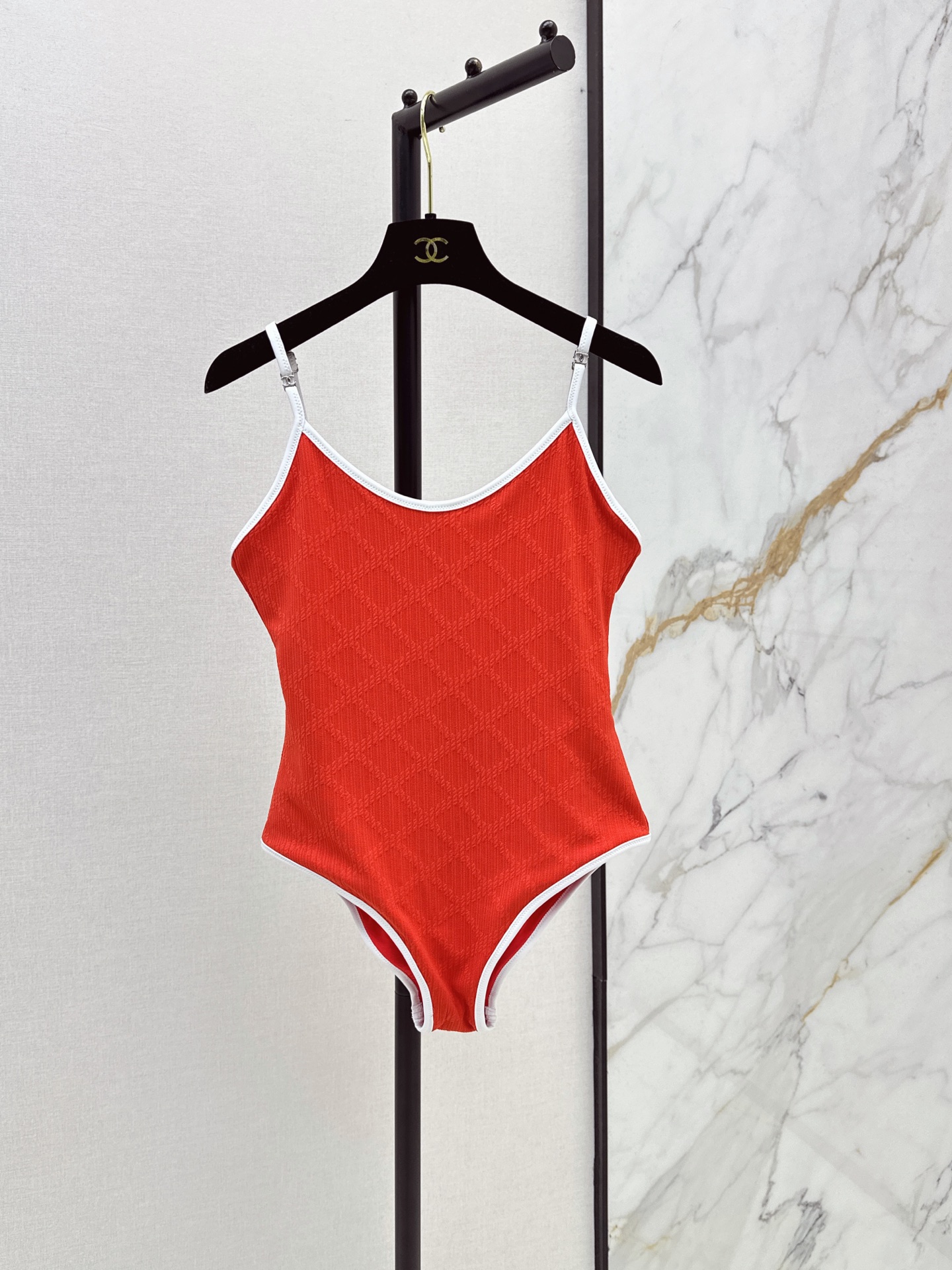NO:928753,C Home 26Ss————The latest three-dimensional plaid pattern round strap one-piece swimsuit for spring and summer, custom-made contrasting edge fabric technology, advanced color matching splicing, showing French elegance, a must-have artifact for white and rich beauty, universal and versatile, slim version, super slim, retro temperament, fashionable and advanced, version with huge upper body, slimming, elegant and light luxury style for ladies and girls. One color sml,,chanel,swimsuits,19860909C家 26Ss————春夏最新款立体格纹图案圆吊带连体泳衣定制撞色包边面料工艺 高级配色拼接 彰显法式优雅气质 白富美必入神器 万能百搭修身版型超显瘦 复古气质时髦又高级 版型上身巨显瘦 名媛少女优雅轻奢风 一色sml,,chanel,swimsuits,,Women's clothing
