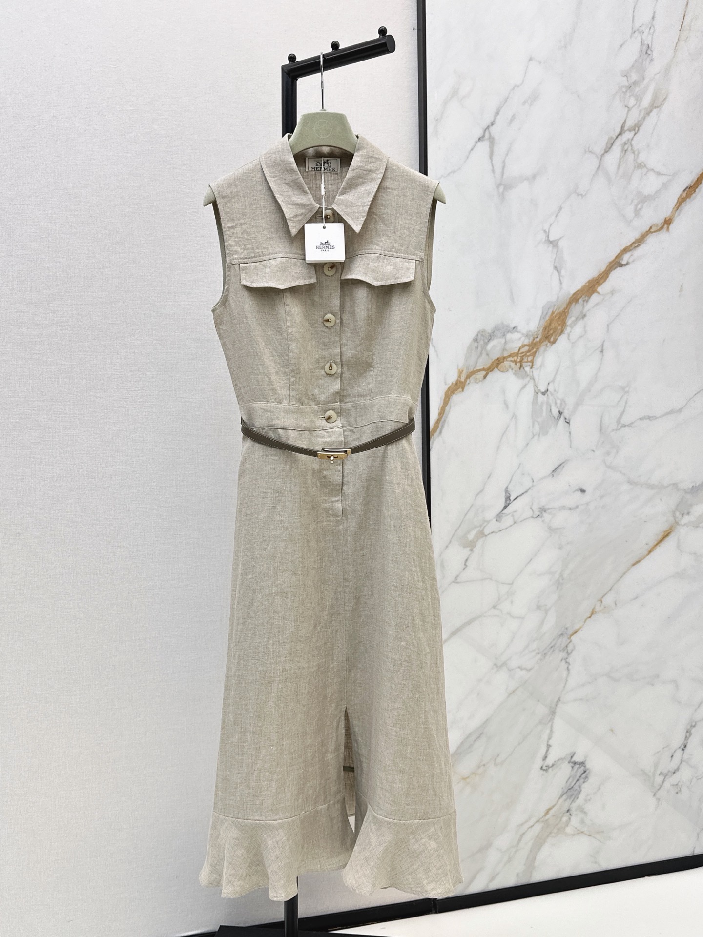 NO:928720,High-end Look~ Her 26Ss————The latest spring and summer linen dress with ruffled skirt and spliced ​​linen dress. High-end online. Walking with a sense of elegance. Made of high-definition linen fabric. Very heavy. It looks very textured when held in the hand. It is paired with a belt to tighten the waist. It is easy to wear with good proportions. It is high-end and elegant. Two-color sml,,skirts,19860909高级感Look～ Her 26Ss————春夏最新款荷叶裙摆拼接亚麻连衣裙 高级感在线 行走的气质感 采用高定亚麻面料 很重磅 拿在手上很显质感 搭配了皮带收腰 轻松穿出好比例 高级又气质 两色sml,,skirts,,Women's clothing