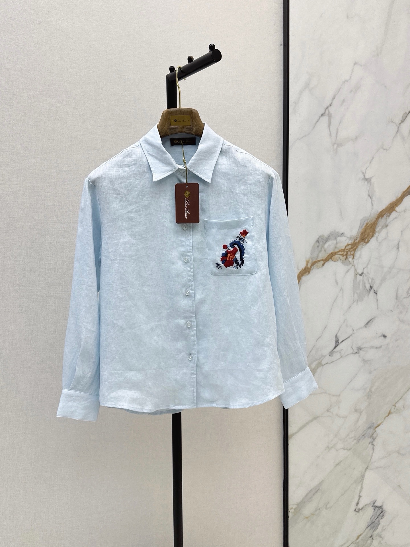 NO:928709,300L 26Ss————The latest spring and summer floral embroidered pocket linen shirt with heavy positioning and three-dimensional embroidery technology. Full of low-key luxury details. Imported linen fabric has a light and delicate texture. Classic small lapel and slightly loose version. The upper body is a lazy and casual high-end item. Summer must-have sun protection wear Tiancai. Two colors are available for sale sml, loro piana, shirts,19860909300L 26Ss————春夏最新款花卉刺绣口袋亚麻衬衫重工定位立体刺绣工艺 低调奢华细节感满满 进口亚麻面料质感轻盈细腻 经典小翻领微宽松版型 上身演绎慵懒随性的高级单品 夏日必备防晒穿搭天菜 两色现货发售sml,,loro piana,shirts,,Women's clothing