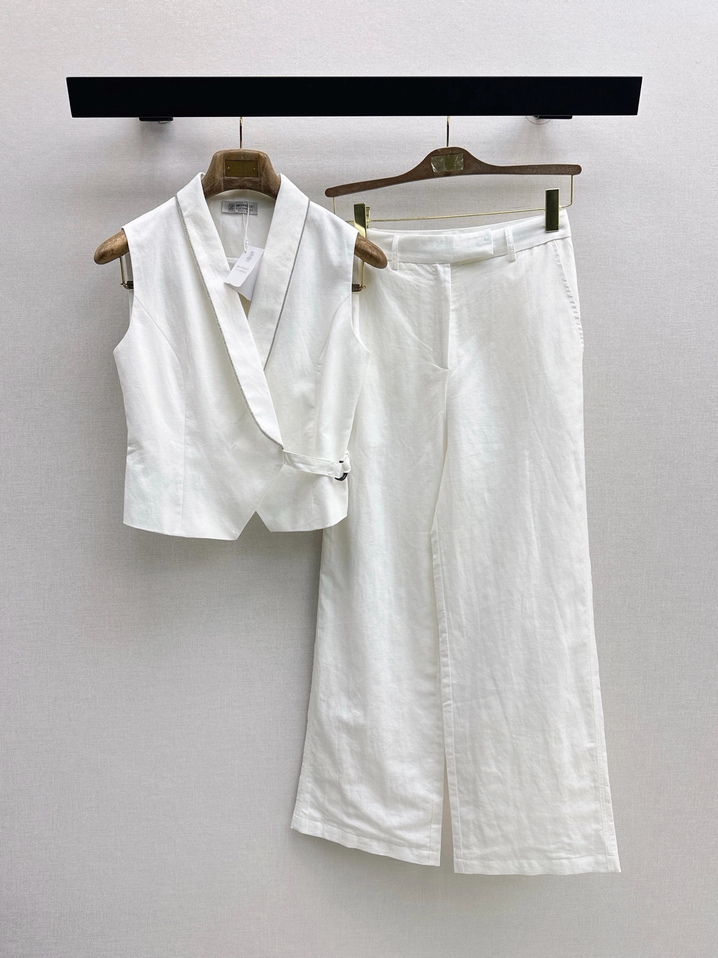 NO:928679,Vest, pants, Bc 26Ss - the latest old money style linen suit for spring and summer. Side-buttoned waist lapel vest + cashew flower lining printed vest + nine-point trousers. Classic bead chain edging design. Full of high-end feel. Retro casual and fashionable. Minimalism retains elegant femininity. Refreshing and clean. One set of upper body is super tall. It can also be matched separately. It is also a very versatile item. It is made of imported linen fabric and is very comfortable against the body.  two color sml,,19860909马甲 裤 Bc 26Ss————春夏最新款老钱风穿搭亚麻套装侧扣收腰翻领马甲+腰果花内衬印花马甲+九分西裤 经典珠链镶边设计 高级感满满 复古休闲又时髦 极简主义又保留了优雅女人味 清清爽爽 干干净净 一套上身超级显高 也可以分开搭配 同样是非常百搭的单品 采用进口亚麻面料 贴身太舒服了 两色sml,,,Women's clothing
