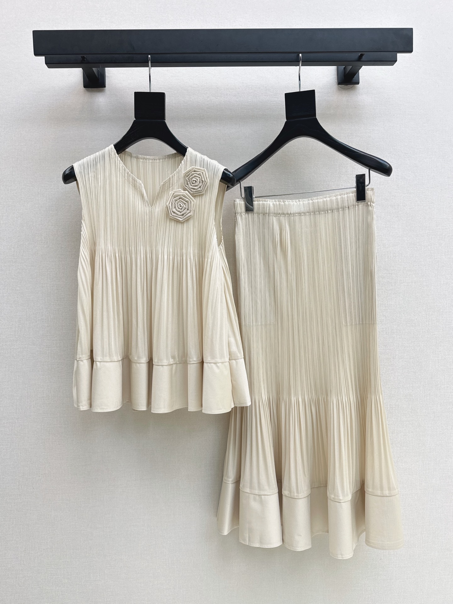 NO:928668,Issey Miyake 26Ss - the latest three-dimensional flower suit sleeveless top + elastic waist fishtail skirt for spring and summer. Exclusive hot style. Made of heavy-duty pleated fabrics with vertical stripes and fine pleats. Easily elongates the proportions of the legs. The slimming function is unparalleled. Recommended. Extra large elastic one-size-fits-all (top and chest are infinitely stretchable. Length 57, waist 66, skirt length 80). Available in one set of two colors.,isseymiyake,skirts,19860909三宅一生 26Ss———春夏最新款立体花朵套装无袖上衣+松紧腰鱼尾半裙 独家爆款 采用重工压褶面料 竖条纹细褶 轻松拉长双腿比例感 瘦腿功能无敌赞 推荐 超大弹力均码（上衣胸围无限有弹力 衣长57 腰围66 裙长80）两色一套出,,isseymiyake,skirts,,Women's clothing