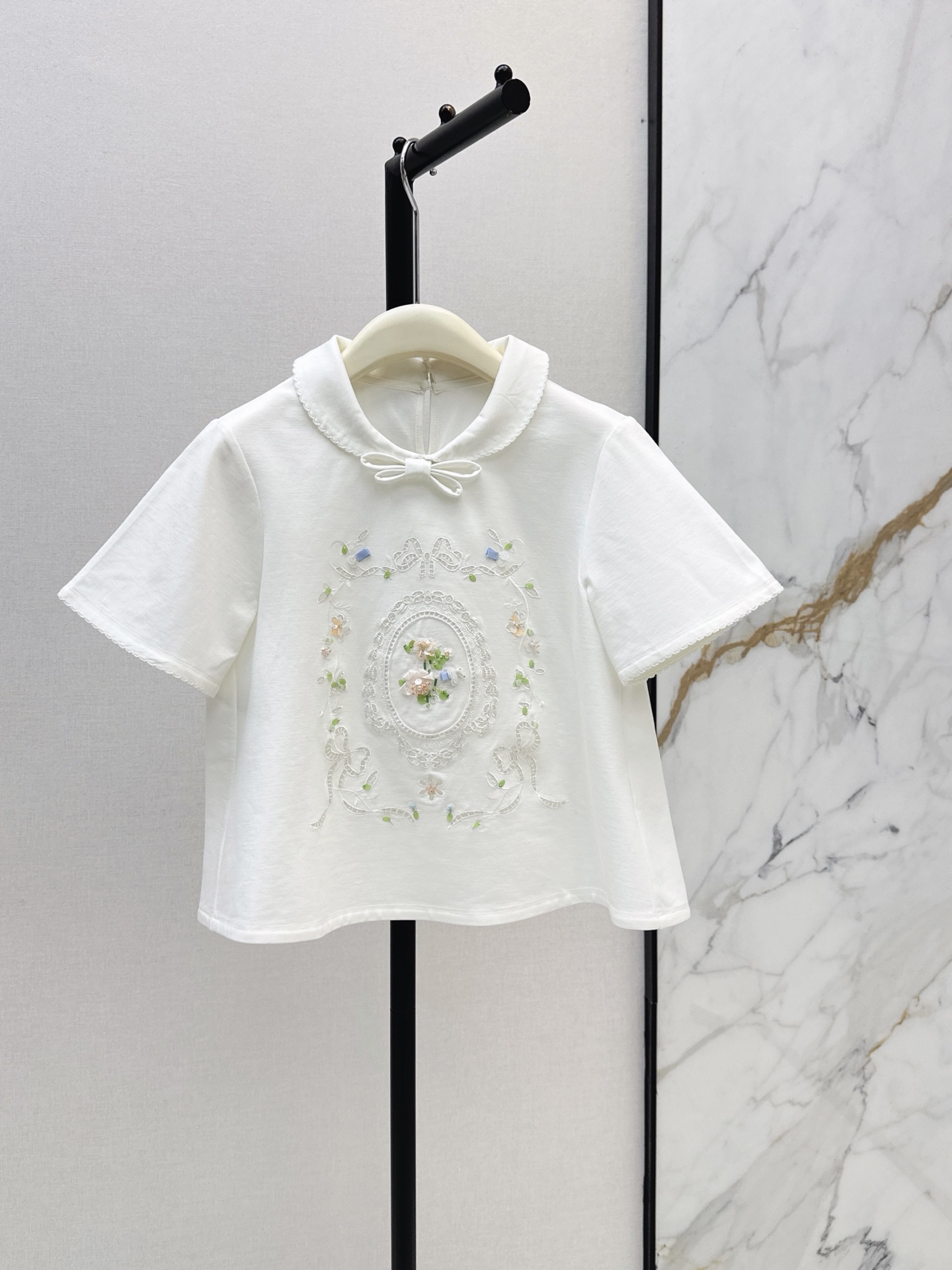 NO:928659,Baby's same style, fashionable niche design 26Ss————The latest French pastoral style heavy floral embroidery doll collar short top for spring and summer. Loose A-line version to hide the flesh and make you slim. Exquisite wavy lace neckline with small bow of the same color to gently reduce age. Pure cotton fabric is soft and breathable. Retro oil painting frame three-dimensional flower embroidery is full of pastoral girl style. One color sml m,,19860909Baby同款 时髦小众设计 26Ss————春夏最新款法式田园风重工花卉刺绣娃娃领短款上衣 宽松A字版型藏肉显瘦 精致波浪花边领口搭配同色小巧蝴蝶结温柔减龄 纯棉面料柔软透气 复古油画框立体花卉刺绣田园少女风满满 一色sml m,,,Women's clothing