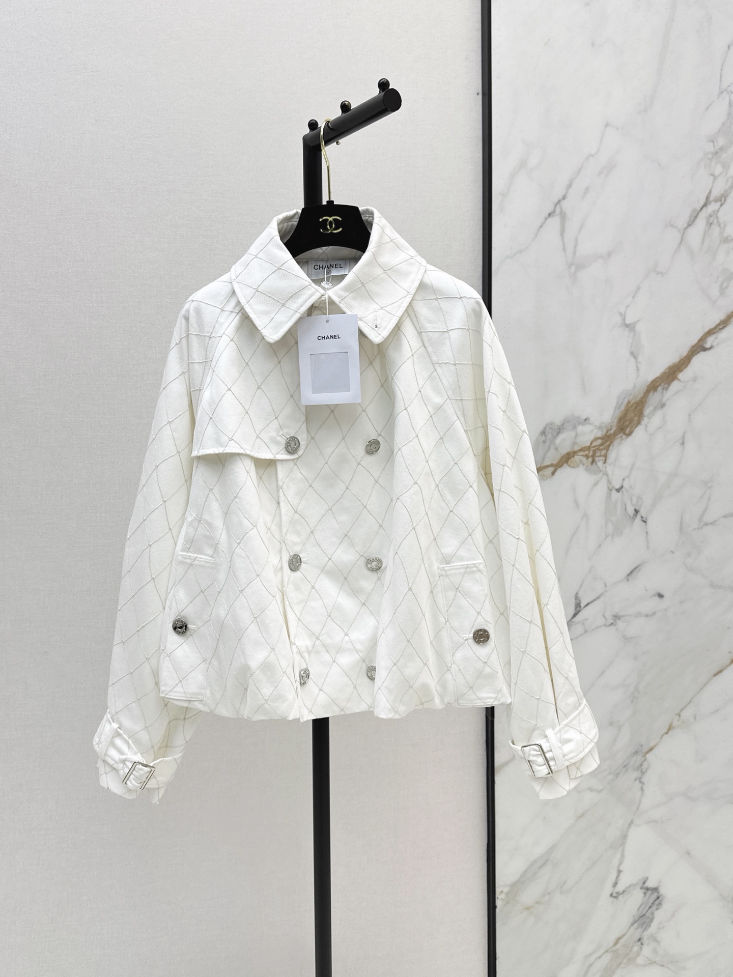 NO:928718,Coco Girl Outfits ~ C Home 26Ss————The latest rhombus denim short windbreaker jacket in autumn and winter has a vague sense of low-key luxury and high-end. Customized denim fabrics are developed. The large A version with dropped shoulders is versatile and not picky. The fluffy gathered flower bud hem design is super beautiful on the upper body. Elegant and casual high-end temperament. The details of the camellia jacquard lining are consistent. Two-color sml,,chanel,jackets & coats,19860909Coco女孩穿搭～ C家 26Ss————秋冬最新款菱格纹牛仔短风衣外套若隐若现的低调奢华高级感 开发定制的牛仔面料 落肩大A版形百搭不挑人 蓬蓬收褶花苞下摆设计上身超美 优雅随性的高级气质 山茶花提花里布细节一致 两色sml,,chanel,jackets & coats,,Women's clothing