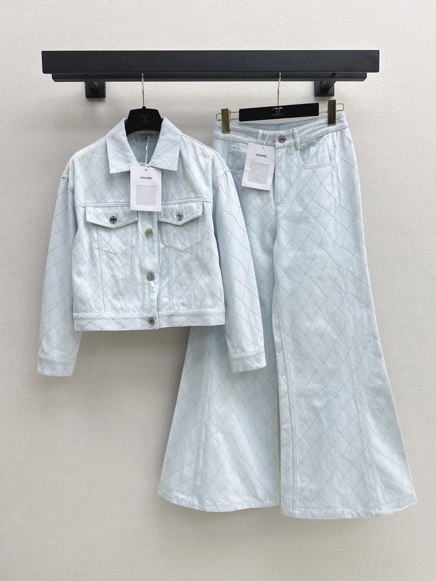 NO:928698,C Home 26Ss————The latest Coco girl series in early autumn, heavy embroidery diamond thread embroidery denim jacket, classic jacket style, huge slimming upper body, customized enzyme washed denim fabric, a must-have item for Bai Fumei, high weave count organic pure cotton denim with great texture, nostalgic retro wash, fashionable and advanced tone, one color sml m,,chanel,jackets & coats,jackets & coats,19860909C家 26Ss————早秋最新款Coco女孩系列重工刺绣菱格线绣牛仔外套经典夹克版型上身巨显瘦 定制酵素洗水牛仔面料 白富美必入单品 高织数有机纯棉牛仔质感超赞 怀旧复古洗水时髦又高级的调调 一色sml m,,chanel,jackets & coats,jackets & coats,,Women's clothing