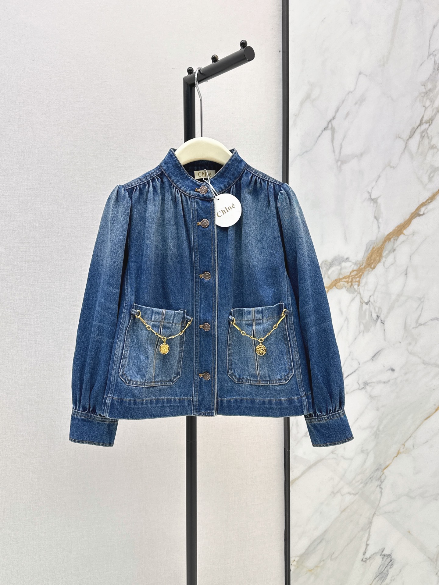 NO:928687,Ch～E 26Ss————The latest early autumn stand-up collar light puff shoulder sleeve denim jacket, retro washed blue denim fabric, modern casual and elegant fashionable single product, gold coin hardware chain pendant pocket design, pleated small A version, not picky on the upper body, super good-looking~ One color sml,,jackets & coats,19860909Ch～E 26Ss————早秋最新款立领灯泡泡肩袖牛仔外套复古洗水蓝牛仔面料 摩登休闲优雅的时髦精单品 金币五金链坠饰口袋设计 褶裥小A版型 不挑人上身超好看～ 一色sml,,jackets & coats,,Women's clothing