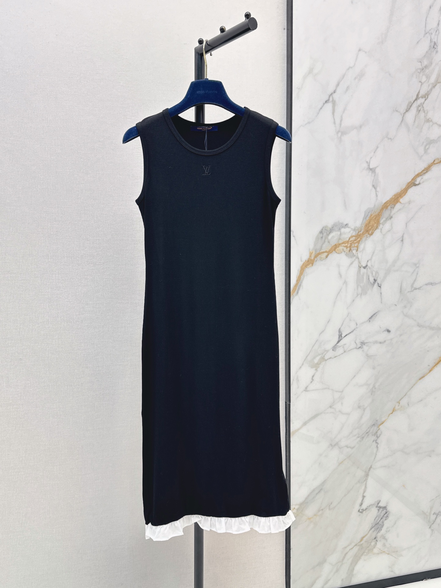 NO:930251,L Family 26Ss————The latest spring and summer black and white classic contrast stitching sleeveless long dress is classic and stylish. It has its own aura. The texture of the fabric is very nice, fashionable and high-end. The color is super positive. The upper body looks white and slim. It has a cool and handsome series. It can walk with wind and the upper body has full aura. The length is just right. One color sml, louis vuitton, skirts,19860909L家 26Ss————春夏最新款黑白经典撞色拼接无袖长款连衣裙经典又有型 自带气场 面料质感很奈斯 时髦又高级 颜色超级正 上身显白又显瘦 自带酷帅感的系列 走路都带风上身气场全开 长度恰到好处 一色sml,,louis vuitton,skirts,,Women's clothing