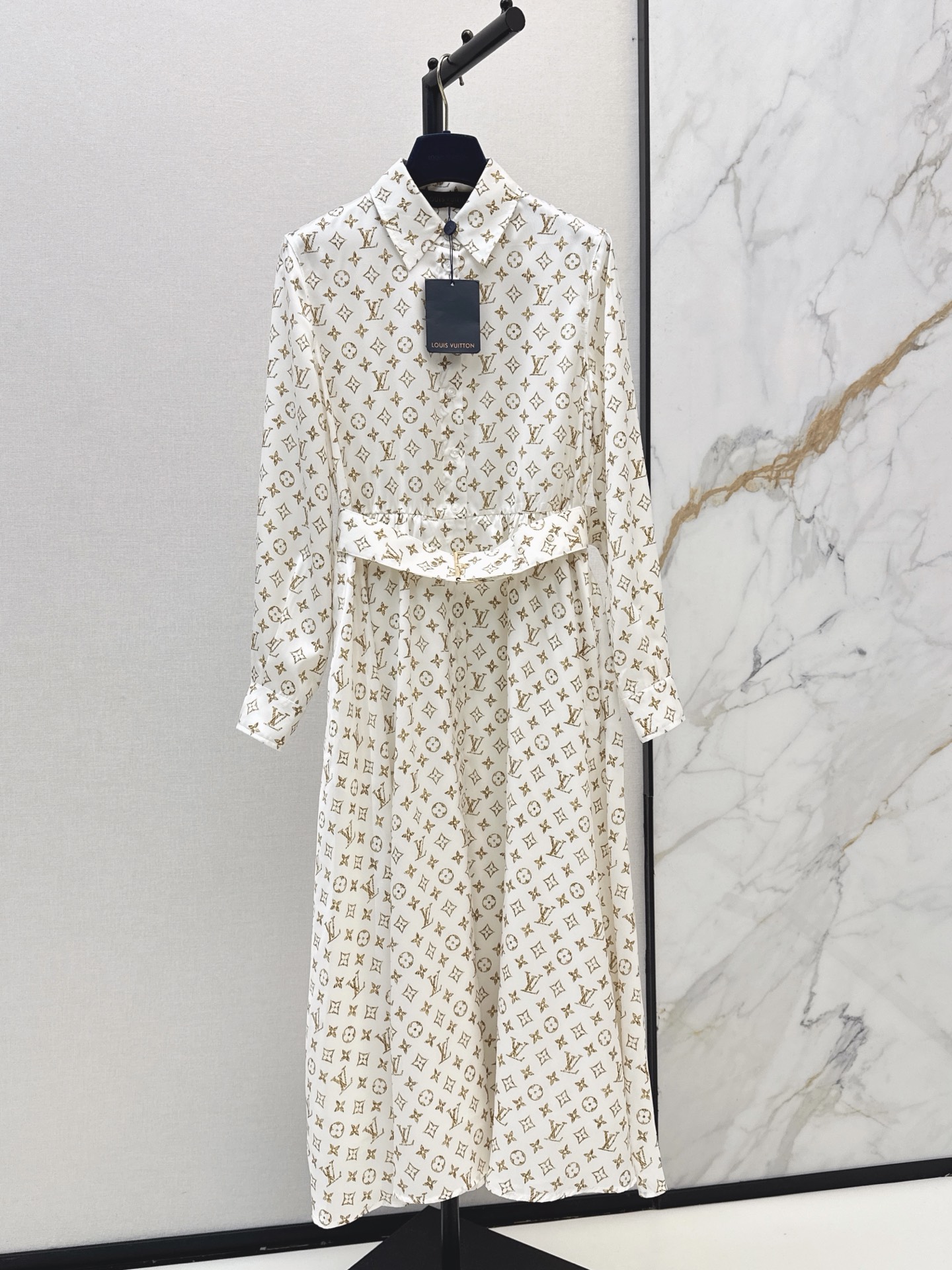 NO:930239,L Family 26Ss————The latest classic presbyopia pattern long dress in early autumn with permeable printing. Classic design. The upper body is exquisite and capable. It can be matched easily. Customized imported fabrics are crisp and stylish. Full of high-end sense. One color smlxl,, louis vuitton, skirts,19860909L家 26Ss————早秋最新款经典老花图案长款连衣裙渗透印花 经典款设计 上身精致又干练得体 搭配起来随心应手 定制的进口面料挺括有型 满满的高级感 一色smlxl,,louis vuitton,skirts,,Women's clothing