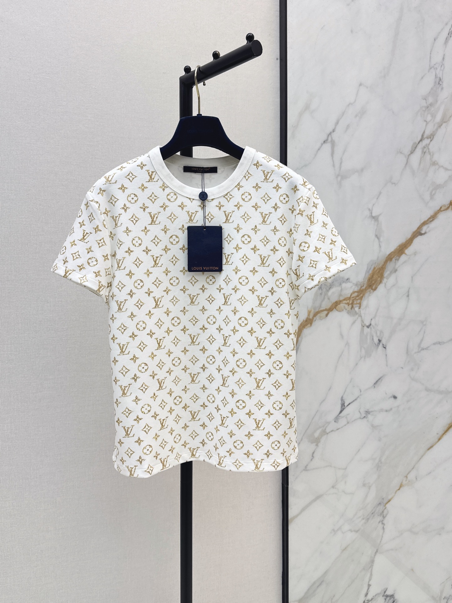 NO:930321,L Family 26Ss————The latest early autumn logo presbyopia pattern T-shirt is very dense and feels super good. It is a really hard-working one. The details are perfect. The regular version is not picky at all. It is simple and generous on the upper body. It instantly enhances the temperament. One color sml, Louis Vuitton, tees, t-shirt,19860909L家 26Ss————早秋最新款logo老花图案T恤密度很高 手感超好 真的费劲心血的一款 细节完美 常规版型 上身完全不挑人简单大方 瞬间提升气质 一色sml,,louis vuitton,tees，t-shirt,,Women's clothing