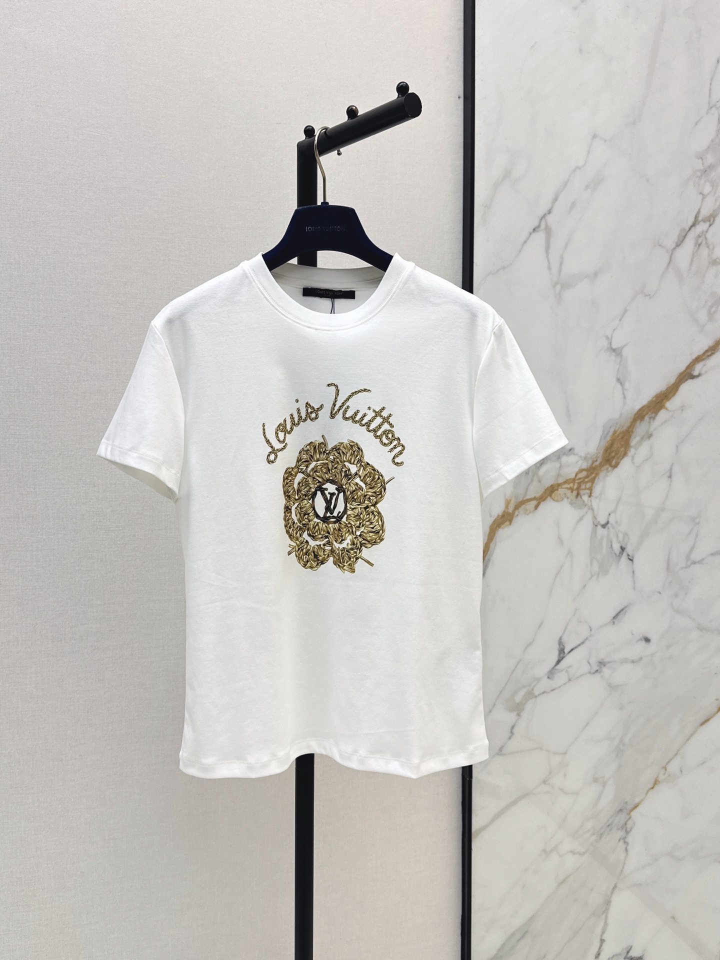 NO:930312,L Family 26Ss————The latest T-shirt with letter print pattern in early autumn is very dense and feels super good. It is a really hard-working one. The details are perfect. The regular version is not picky at all. It is simple and generous on the upper body. It instantly enhances the temperament. One color sml, Louis Vuitton, tees, t-shirt,19860909L家 26Ss————早秋最新款字母印花图案T恤密度很高 手感超好 真的费劲心血的一款 细节完美 常规版型 上身完全不挑人简单大方 瞬间提升气质 一色sml,,louis vuitton,tees，t-shirt,,Women's clothing