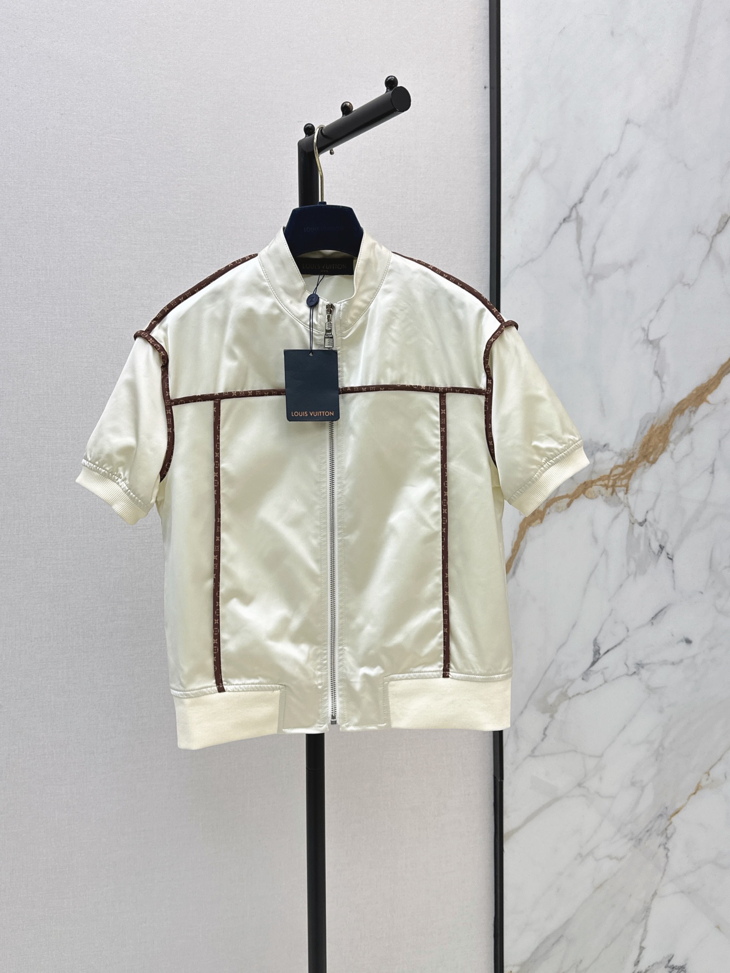 NO:930294,L's 26Ss————The latest early autumn contrasting edged stand-up collar short-sleeved jacket. Special material with texture. Every small detail is paid great attention to. Just the right sense of high-end. Three-dimensional tailoring makes the upper body of the garment more refined and western. Mold custom decoration. One color smlxl,, louis vuitton, jackets & coats, jackets & coats, T-shirt,19860909L家 26Ss————早秋最新款撞色镶边立领短袖夹克外套 特殊材质有肌理感 每个小细节都非常注重 恰到好处的高级感 立体剪裁 让成衣上身更为精致洋气 开模定制装饰 一色smlxl,,louis vuitton,jackets & coats,jackets & coats,T-shirt,,Women's clothing