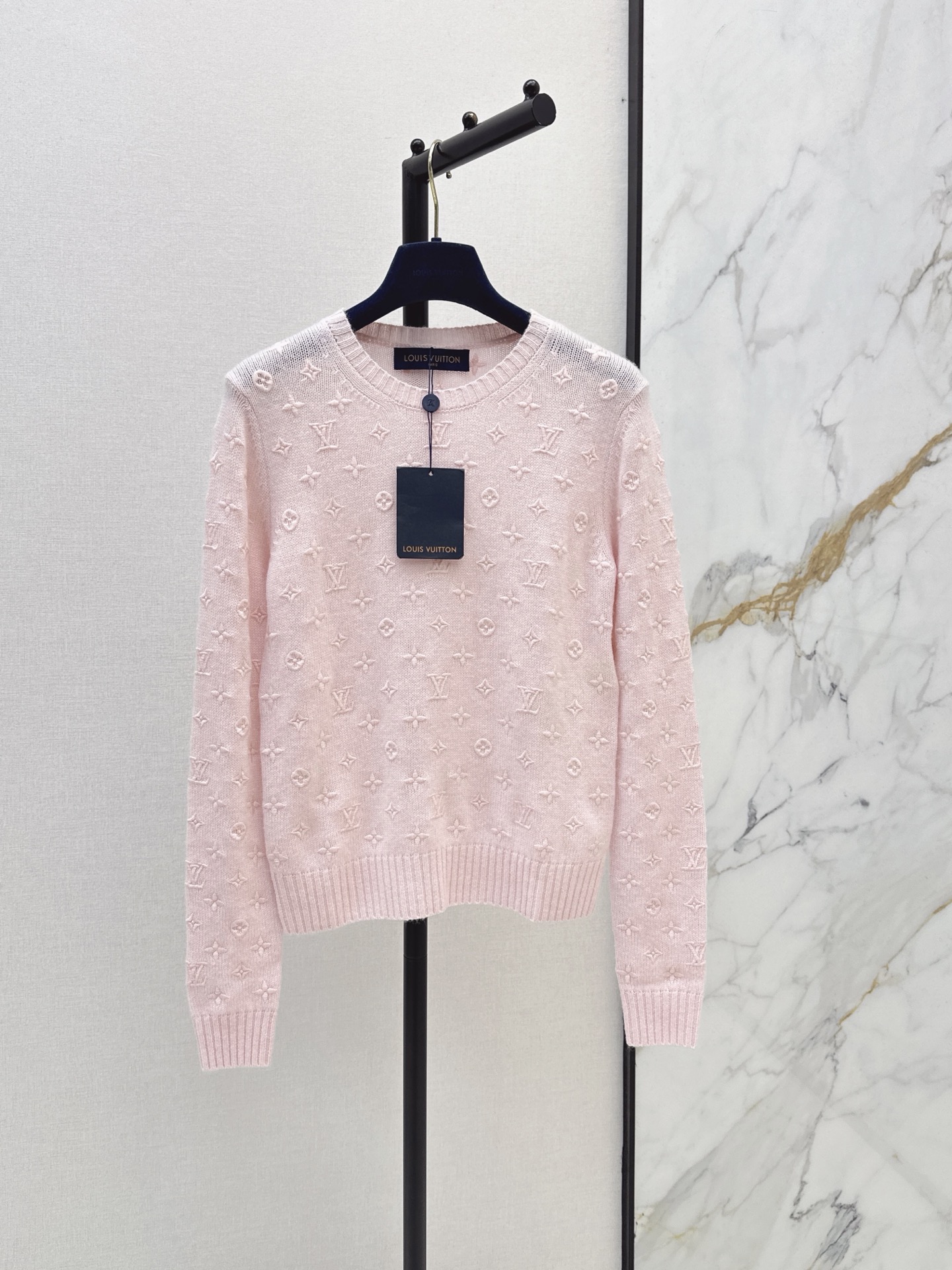 NO:930285,L's 26Ss - the latest autumn and winter pink embossed cashmere sweater is made of soft cashmere and is super comfortable to the touch. The pink color is low in saturation. It is matched with the classic Monogram embossed pattern. It is low-key and recognizable. The round neck and loose version are OK to wear alone or layered. It can be easily used for commuting and dating in daily life. One color sml,, louis vuitton, sweaters,19860909L家 26Ss———秋冬最新款粉色浮雕羊绒毛衣采用柔软羊绒 触感超舒适 粉色低饱和度 搭配经典Monogram浮雕花纹 低调又有辨识度 圆领宽松版型 单穿或内搭都很OK 通勤约会日常都能轻松驾驭 一色sml,,louis vuitton,sweaters,,Women's clothing