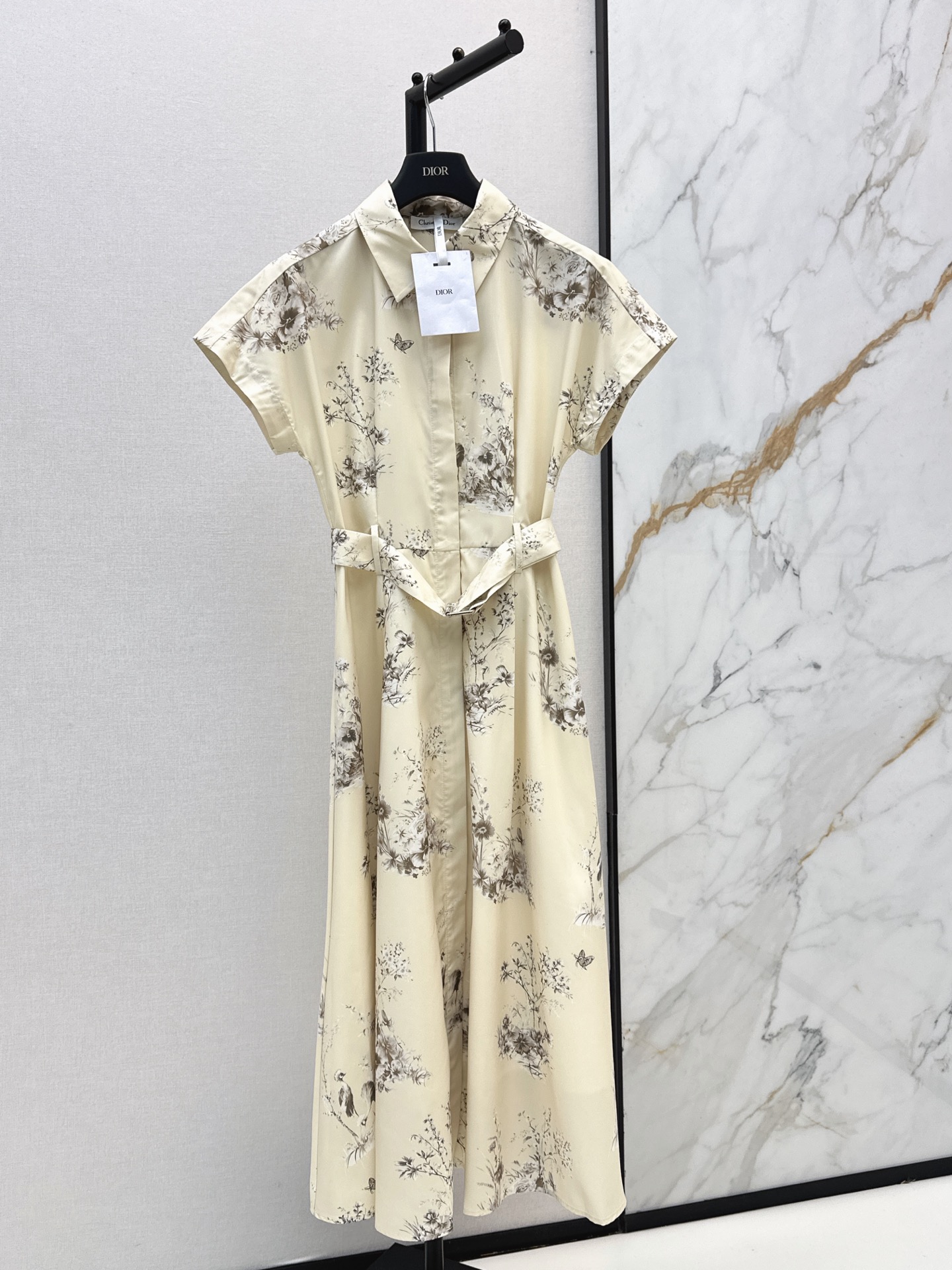 NO:930176,CD 26Ss————The latest spring and summer floral print long dress is a classic design. The upper body is exquisite and capable. It can be matched easily. The customized imported fabric is crisp and stylish. It has a full sense of high-end. One color sml,,skirts,19860909CD 26Ss————春夏最新款花卉图案印花长款连衣裙经典款设计 上身精致又干练得体 搭配起来随心应手 定制的进口面料挺括有型 满满的高级感 一色sml,,skirts,,Women's clothing