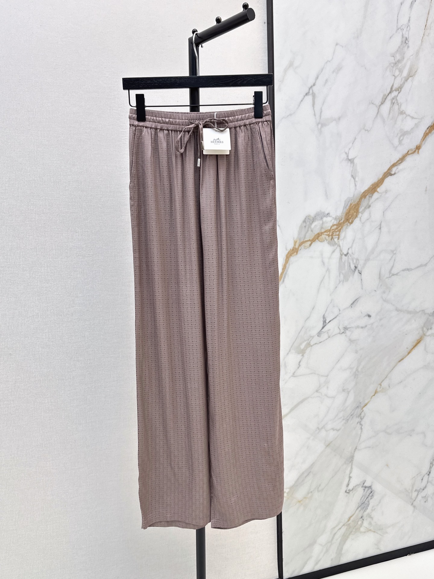 NO:930252,Her 26Ss————The latest lazy style suit for early autumn, silky fabric, retro and fashionable, low-key temperament, luxurious and high-end, versatile and not picky, customized technical fabric, two-color sml,,19860909Her 26Ss————早秋最新款慵懒风套装 丝滑面料 复古时髦 低调气质又奢华高级 版型百搭不挑人 定制科技面料 两色sml,,,Women's clothing