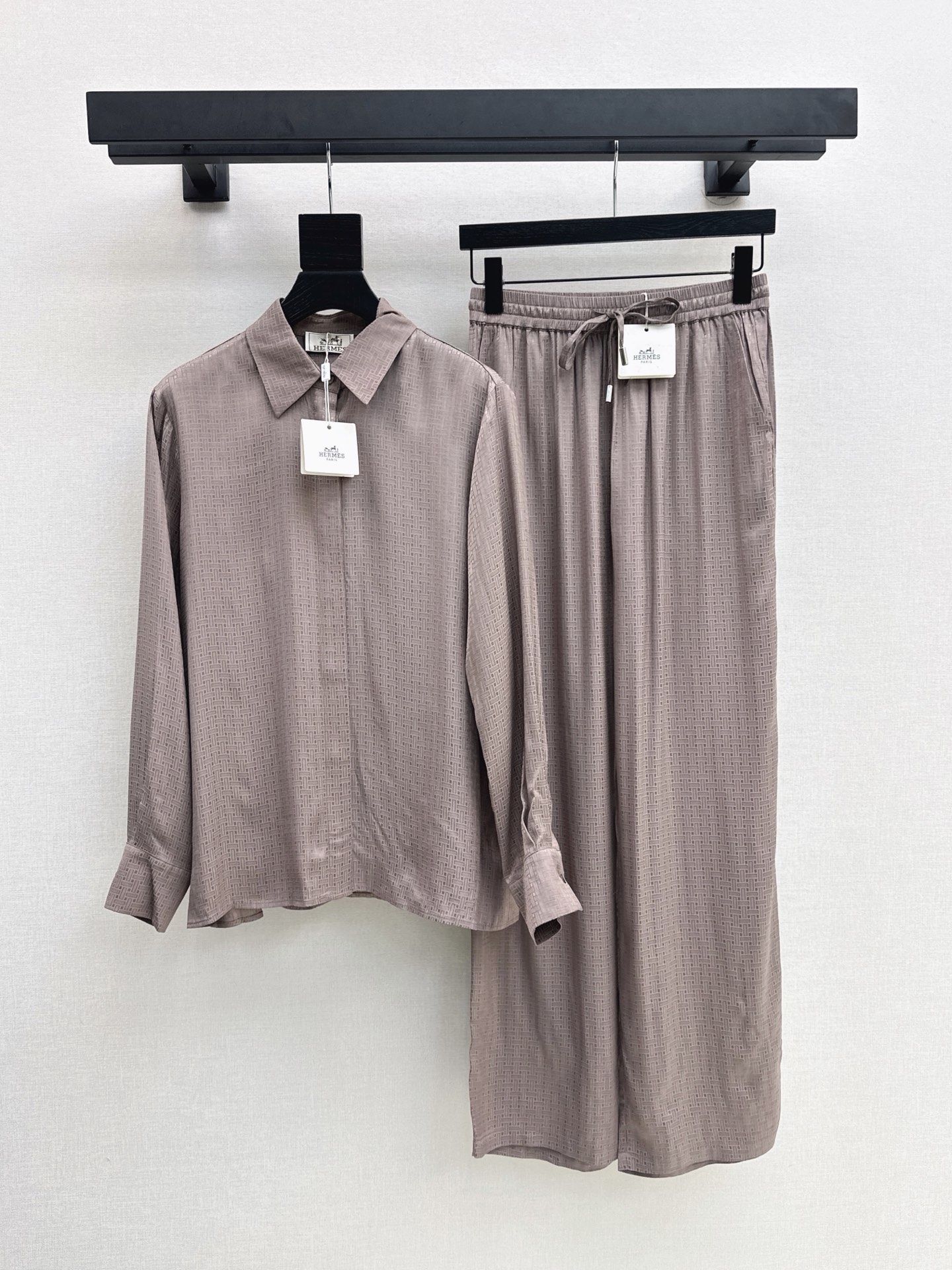 NO:930227,Her 26Ss————The latest lazy style suit for early autumn, silky fabric, retro and fashionable, low-key temperament, luxurious and high-end, versatile and not picky, customized technical fabrics, two-color sml shirts, shirts,19860909Her 26Ss————早秋最新款慵懒风套装 丝滑面料 复古时髦 低调气质又奢华高级 版型百搭不挑人 定制科技面料 两色sml 衬衫,,shirts,,Women's clothing