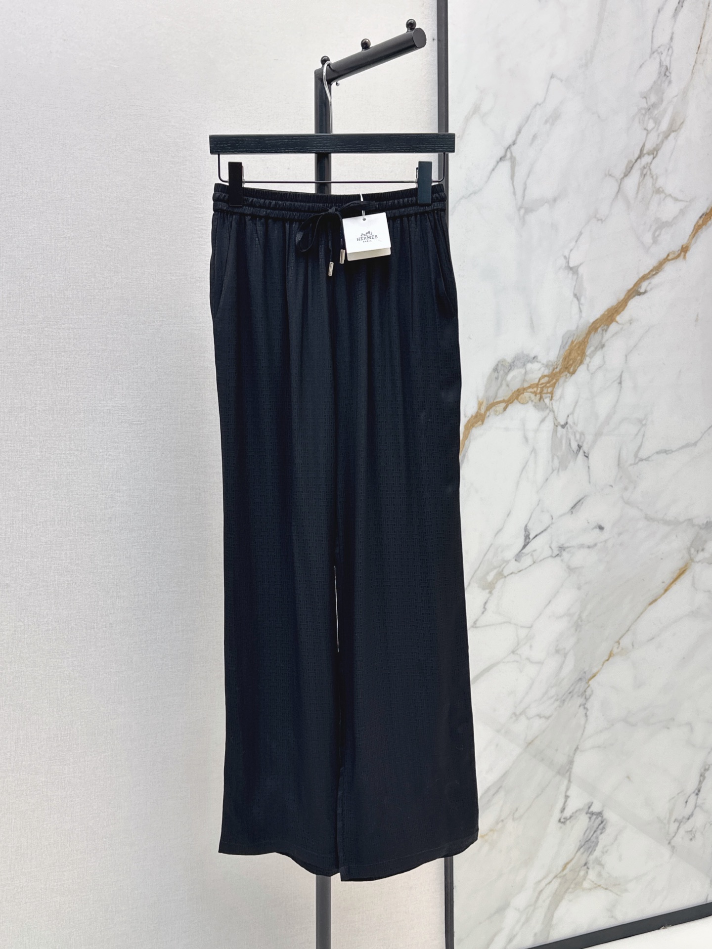 NO:930217,Her 26Ss————The latest lazy style suit for early autumn, silky fabric, retro and fashionable, low-key temperament, luxurious and high-end, versatile and not picky, customized technical fabric, two-color sml,,19860909Her 26Ss————早秋最新款慵懒风套装 丝滑面料 复古时髦 低调气质又奢华高级 版型百搭不挑人 定制科技面料 两色sml,,,Women's clothing