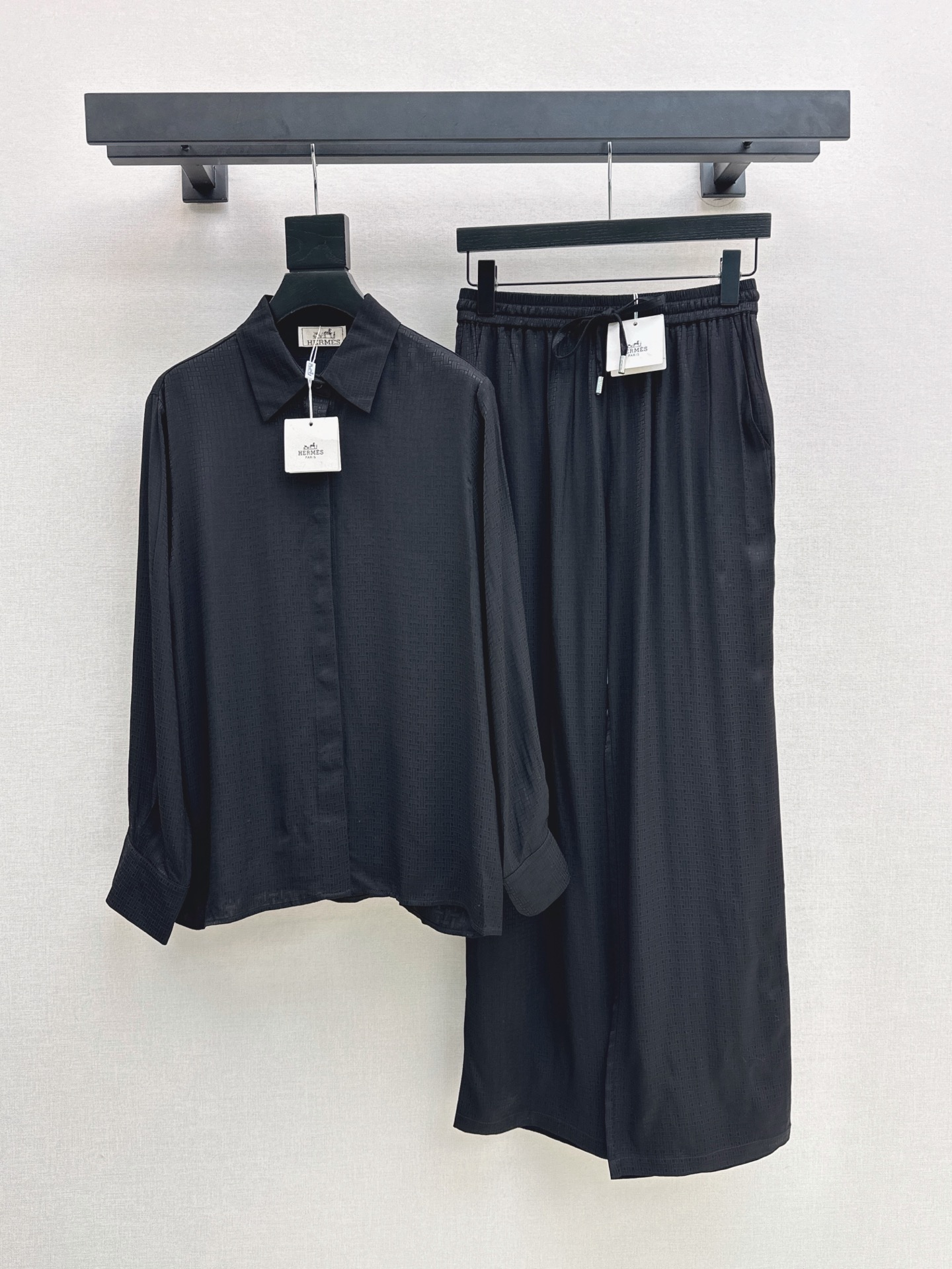 NO:930208,Her 26Ss————The latest lazy style suit for early autumn, silky fabric, retro and fashionable, low-key temperament, luxurious and high-end, versatile and not picky, customized technical fabrics, two-color sml shirts, shirts,19860909Her 26Ss————早秋最新款慵懒风套装 丝滑面料 复古时髦 低调气质又奢华高级 版型百搭不挑人 定制科技面料 两色sml 衬衫,,shirts,,Women's clothing