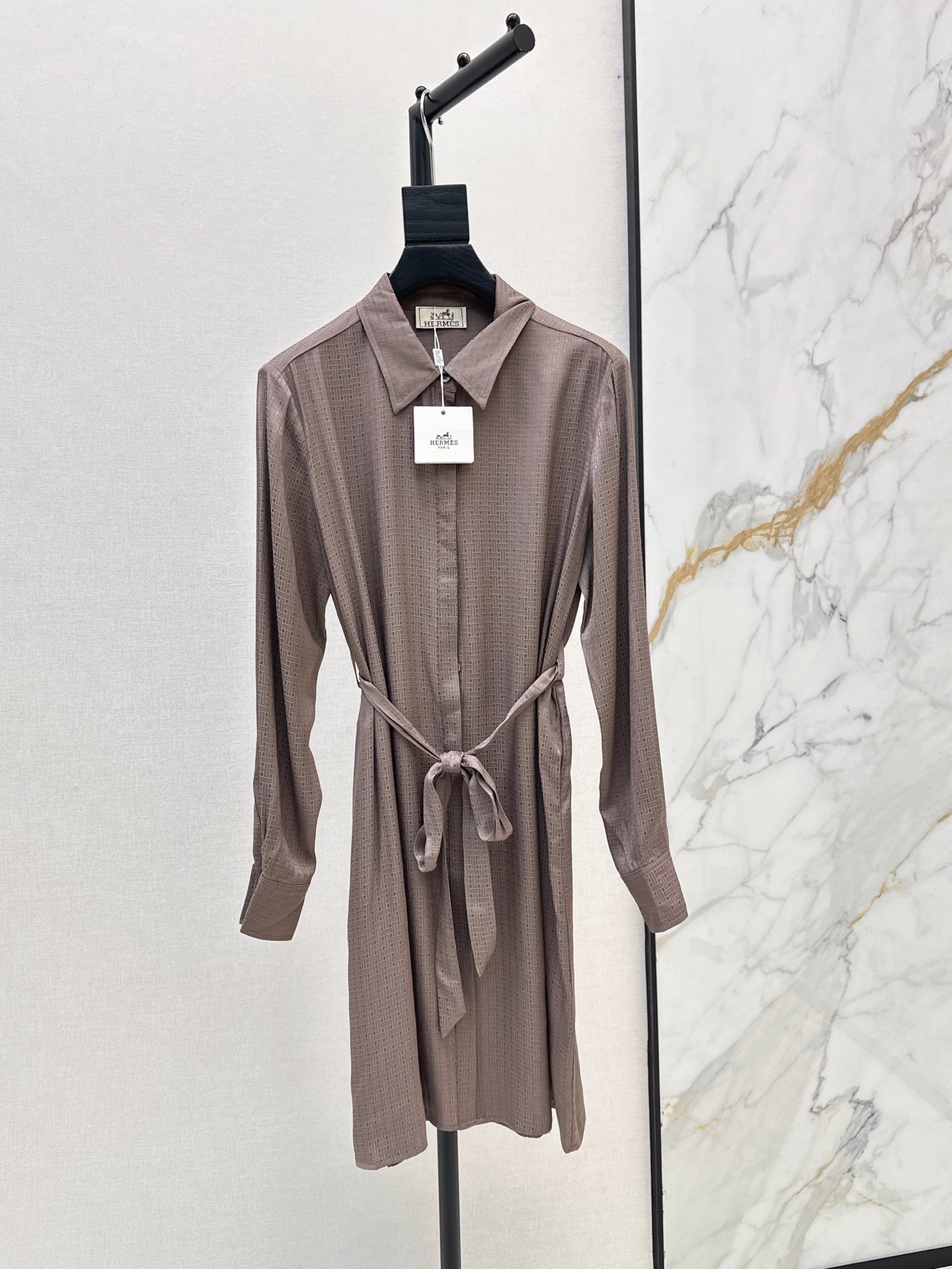 NO:930198,Her 26Ss————The latest jacquard long-sleeved dress for spring and summer, silky fabric, retro and fashionable, low-key temperament and luxurious high-end!  The version is versatile and not picky. Customized technical fabrics. White, rich and beautiful must-have. Two-color s ml,,skirts,19860909Her 26Ss—————春夏最新款提花长袖连衣裙 丝滑面料 复古时髦 低调气质又奢华高级！版型百搭不挑人 定制科技面料 白富美必入 两色s ml,,skirts,,Women's clothing