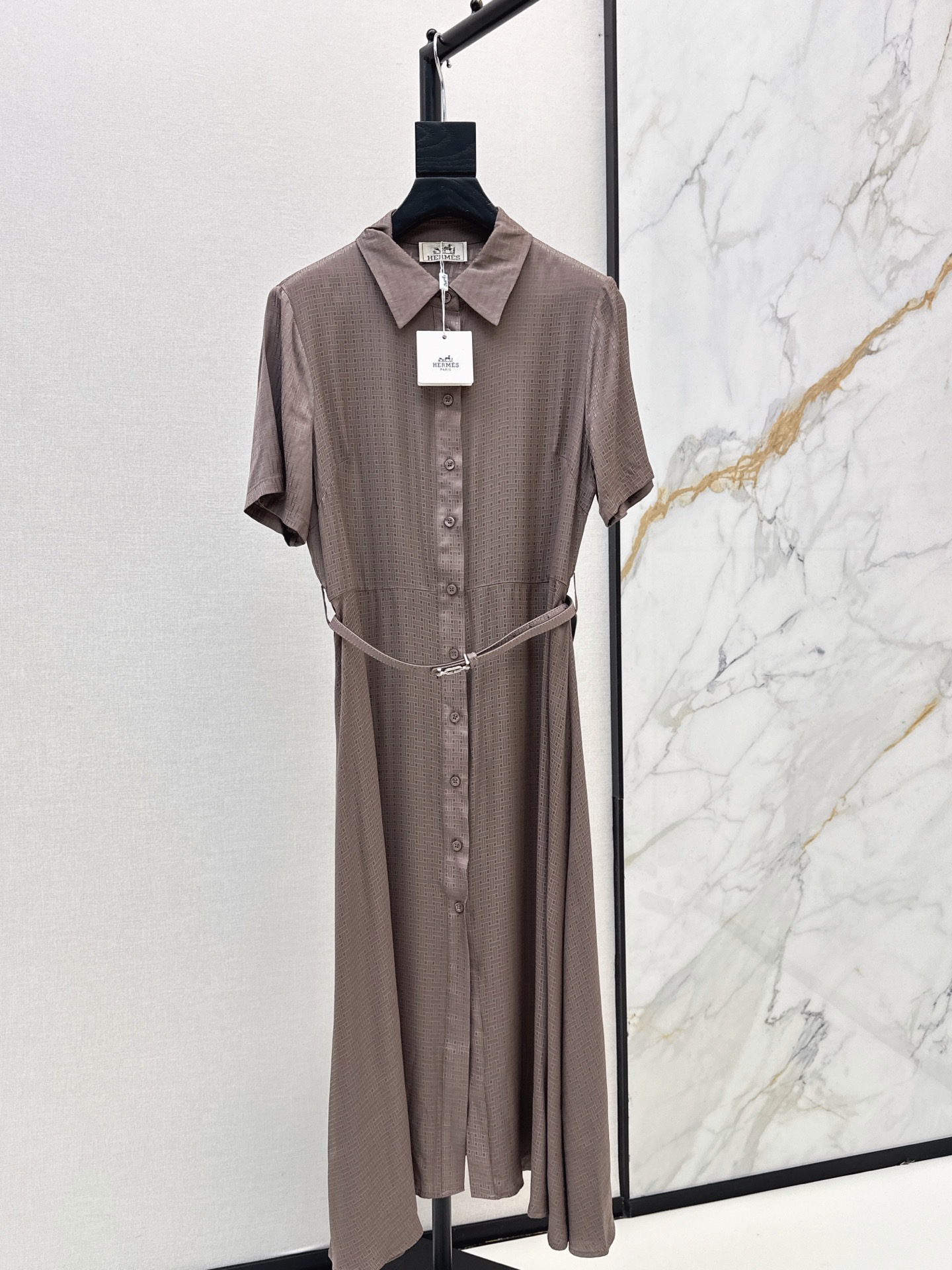 NO:930187,Her 26Ss————The latest jacquard short-sleeved dress for spring and summer, silky fabric, retro and fashionable, low-key temperament, luxurious and high-end!  The version is versatile and easy to choose. Customized technical fabrics. Bai Fumei is a must-have. Two-color s ml, skirts, T-shirt,19860909Her 26Ss—————春夏最新款提花短袖连衣裙 丝滑面料 复古时髦 低调气质又奢华高级！版型百搭不挑人 定制科技面料 白富美必入 两色s ml,,skirts,T-shirt,,Women's clothing
