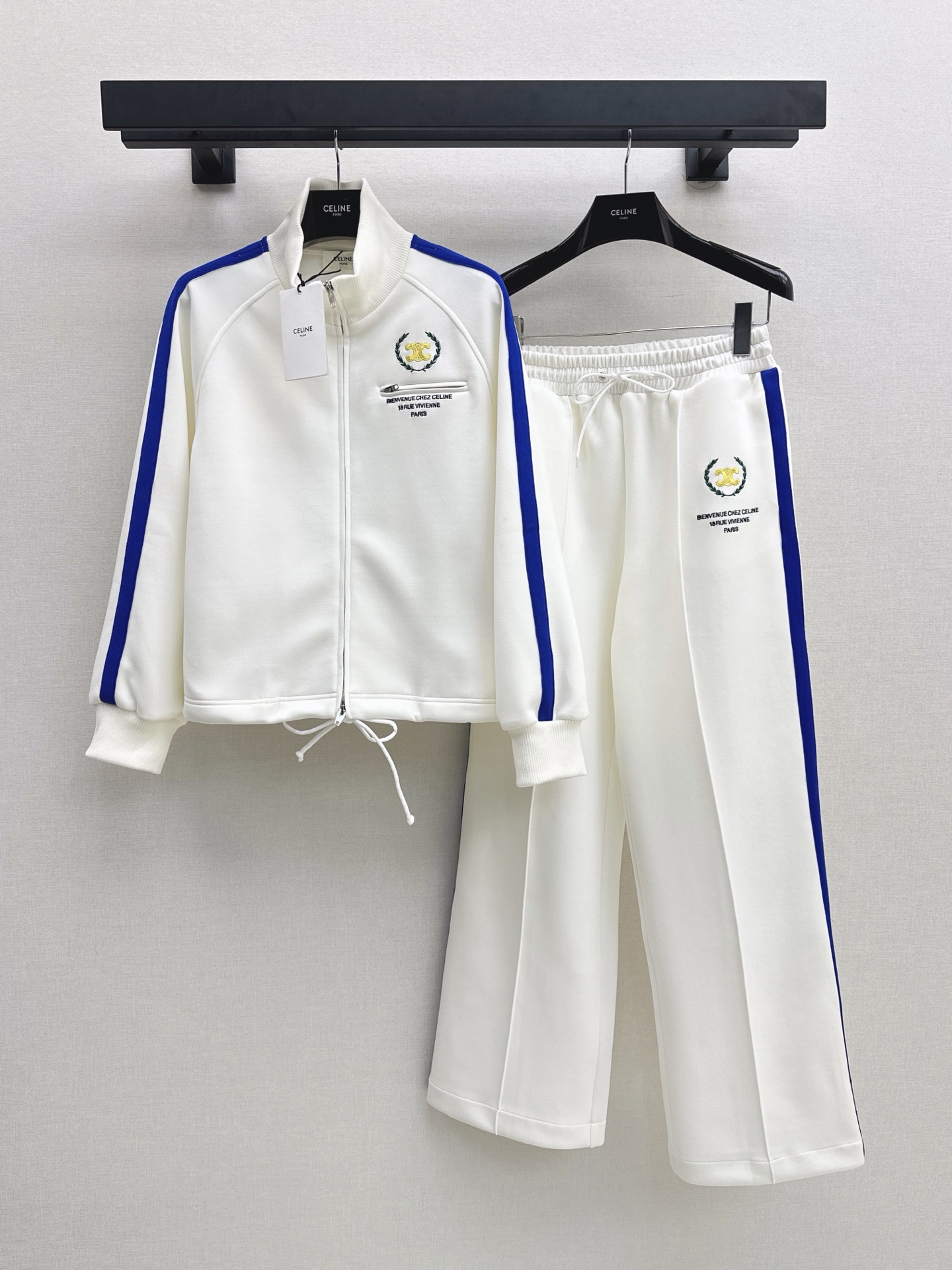 NO:930169,Ce 26Ss - the latest casual and fashionable suit for early autumn, soft air-layer fabric, retro and fashionable, exquisite sports style that is popular on INS, meets the dual needs of comfort and fashion, and can be integrated into every daily outfit. Playful and age-reducing design elements full of vitality. One color sml,,19860909Ce 26Ss———早秋最新款休闲时髦达人套装柔软空气层面料 复古时髦 火爆INS的精致运动风 贴合舒适与时髦的双需求能融入每个日常的穿搭 俏皮减龄充满元气的设计元素 一色sml,,,Women's clothing