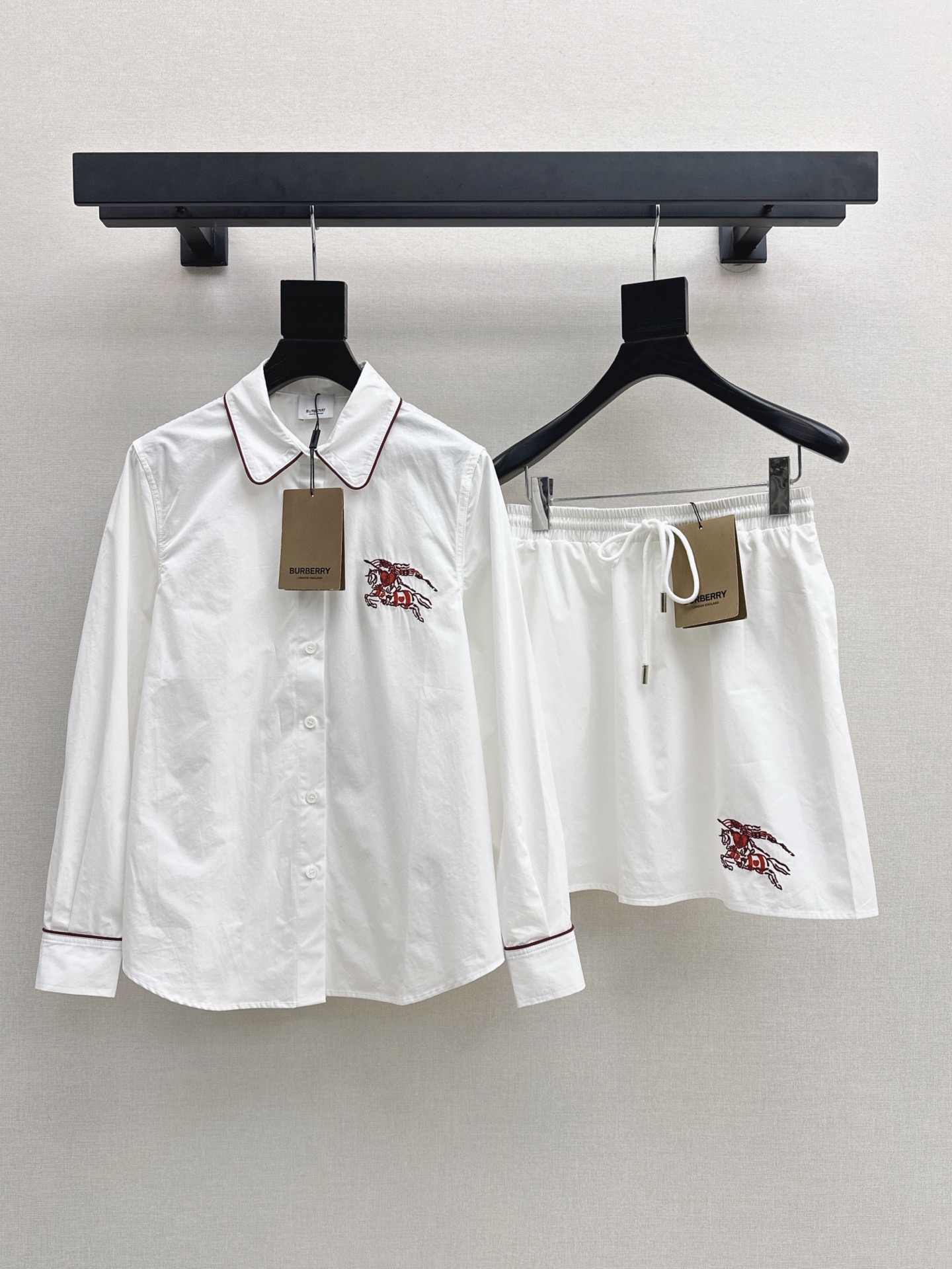 NO:930138,Bur 26Ss - the latest casual suit for fashionistas in early autumn, war horse shirt + elastic waist skirt. The classic logo is perfectly displayed. The upper body is full of fashionable and high-end sense. The huge style has its own aura. The light fabric has a very nice texture. It is fashionable and advanced. The color is super positive. The upper body is white and slim. A classic series with its own beauty. The upper body is full of aura when walking. The length is just right. One color sml  shirts,,burberry,skirts,shirts,19860909Bur 26Ss———早秋最新款时髦达人休闲套装战马衬衫+松紧腰半裙 经典logo完美展示 上身就是满满的时髦高级感 巨拉风 自带气场 轻薄面料 质感很奈斯 时髦又高级 颜色超级正 上身显白又显瘦 自带美感的经典系列 走路都带风上身气场全开 长度恰到好处 一色sml 衬衣,,burberry,skirts,shirts,,Women's clothing