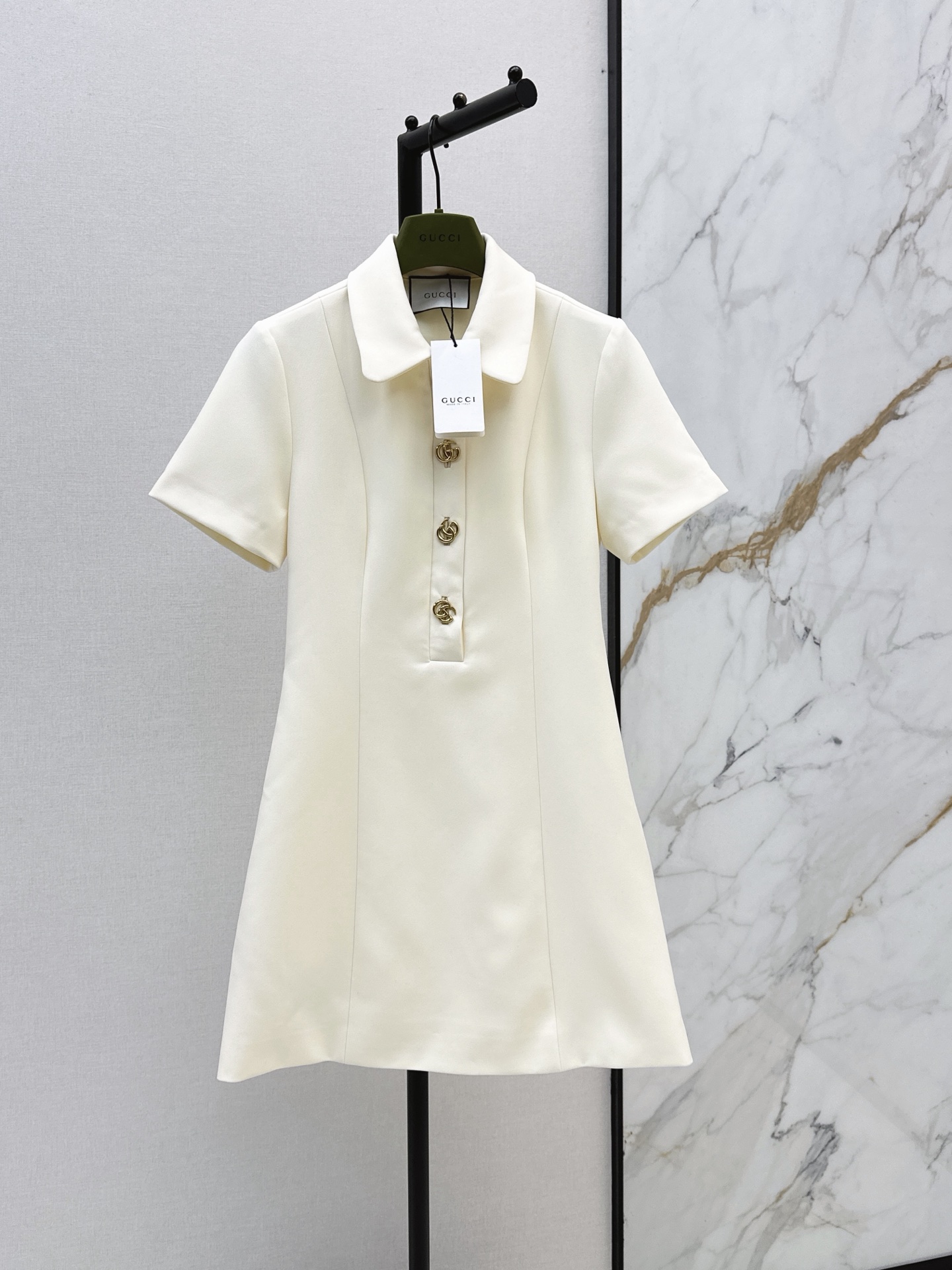NO:930200,Gu 26Ss————The latest metal button lapel dress in early autumn, custom-made YB imported twill fabric. It adopts the half- placket double G metal button adjustment design to highlight the brand tonality and improve the visual highlights. It is low-key and luxurious. The skirt has vertical three-dimensional split stitching and waist design to better optimize the body proportions. One color sml,,skirts,19860909Gu 26Ss————早秋最新款金属扣翻领连衣裙定制YB进口斜纹绸面料 沿用半开襟双G金属纽扣调节设计 彰显品牌调性 完善视觉亮点 低调中透着奢华 裙身纵向立体分割缝线与收腰版型 更好优化身材比例 一色sml,,skirts,,Women's clothing