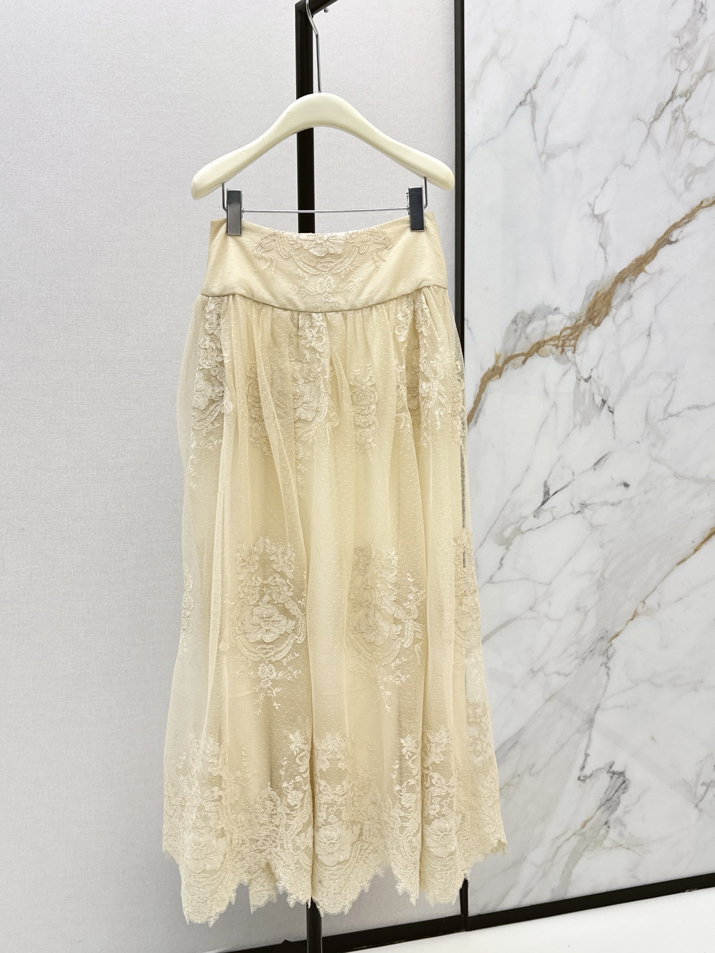 NO:930189,Zim 26Ss - the latest romantic suit from the early spring vacation series, spliced ​​lace top + long skirt, original customized lace fabric, palace style, age-reducing girl style, beautiful upper body, fairy-like and elegant white and rich beauty must-have items, one color smlxl,,skirts,19860909Zim 26Ss———早春最新款度假系列浪漫套装拼接蕾丝上衣+长款半裙 原版定制蕾丝面料 宫廷风减龄少女风 上身美的不要不要的 仙气优雅的白富美必备单品 一色smlxl,,skirts,,Women's clothing