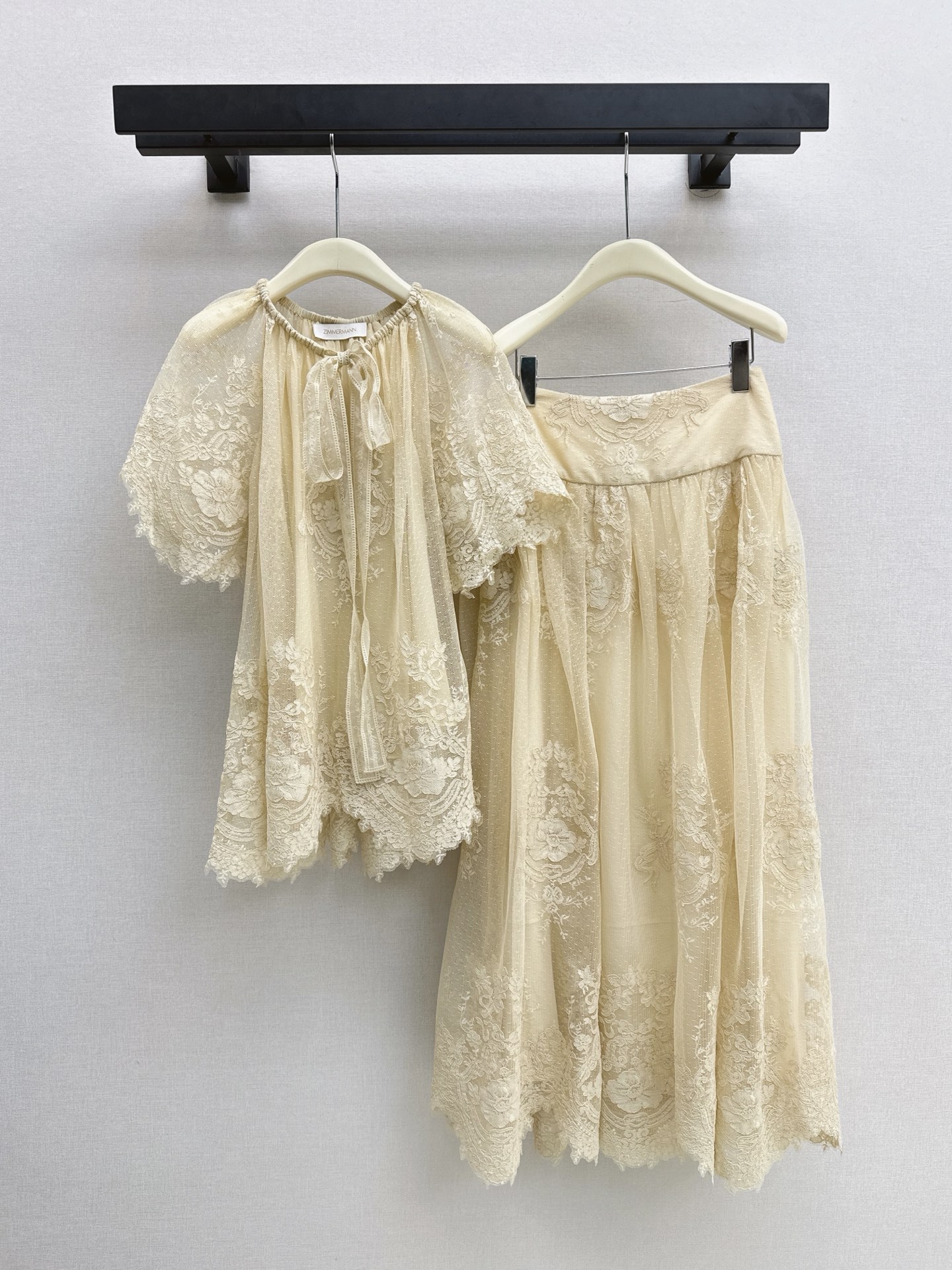 NO:930178,Zim 26Ss - the latest romantic suit from the early spring vacation series, spliced ​​lace top + long skirt, original customized lace fabric, palace style, age-reducing girl style, a beautiful upper body that you don’t want, fairy-like and elegant white and rich beauty must-have items, one color smlxl top,,skirts,19860909Zim 26Ss———早春最新款度假系列浪漫套装拼接蕾丝上衣+长款半裙 原版定制蕾丝面料 宫廷风减龄少女风 上身美的不要不要的 仙气优雅的白富美必备单品 一色smlxl 上衣,,skirts,,Women's clothing