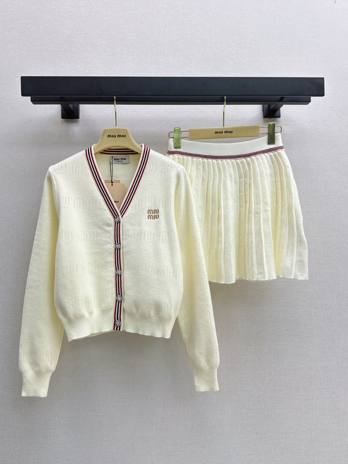 NO:930173,Exclusive model Miu 26Ss————The latest age-reducing knitted suit in early autumn. Age-reducing V-neck cardigan + pleated skirt. A must-have for daily leisure. A complete set without worrying about matching when going out. A must-have for lazy people. A set of upper body is super good-looking. It elongates the proportion of the body and makes you look taller. It has the effect of hiding flesh and paper figures. One-color sml,,miumiu,skirts,19860909独家款 Miu 26Ss————早秋最新款减龄针织套装减龄V领开衫 +压褶半裙 日常休闲必备 一整套出街无需烦恼搭配 懒人必备 一套上身超好看 拉长身材比例 巨显高 藏肉纸片人效果 一套出 一色sml,,miumiu,skirts,,Women's clothing