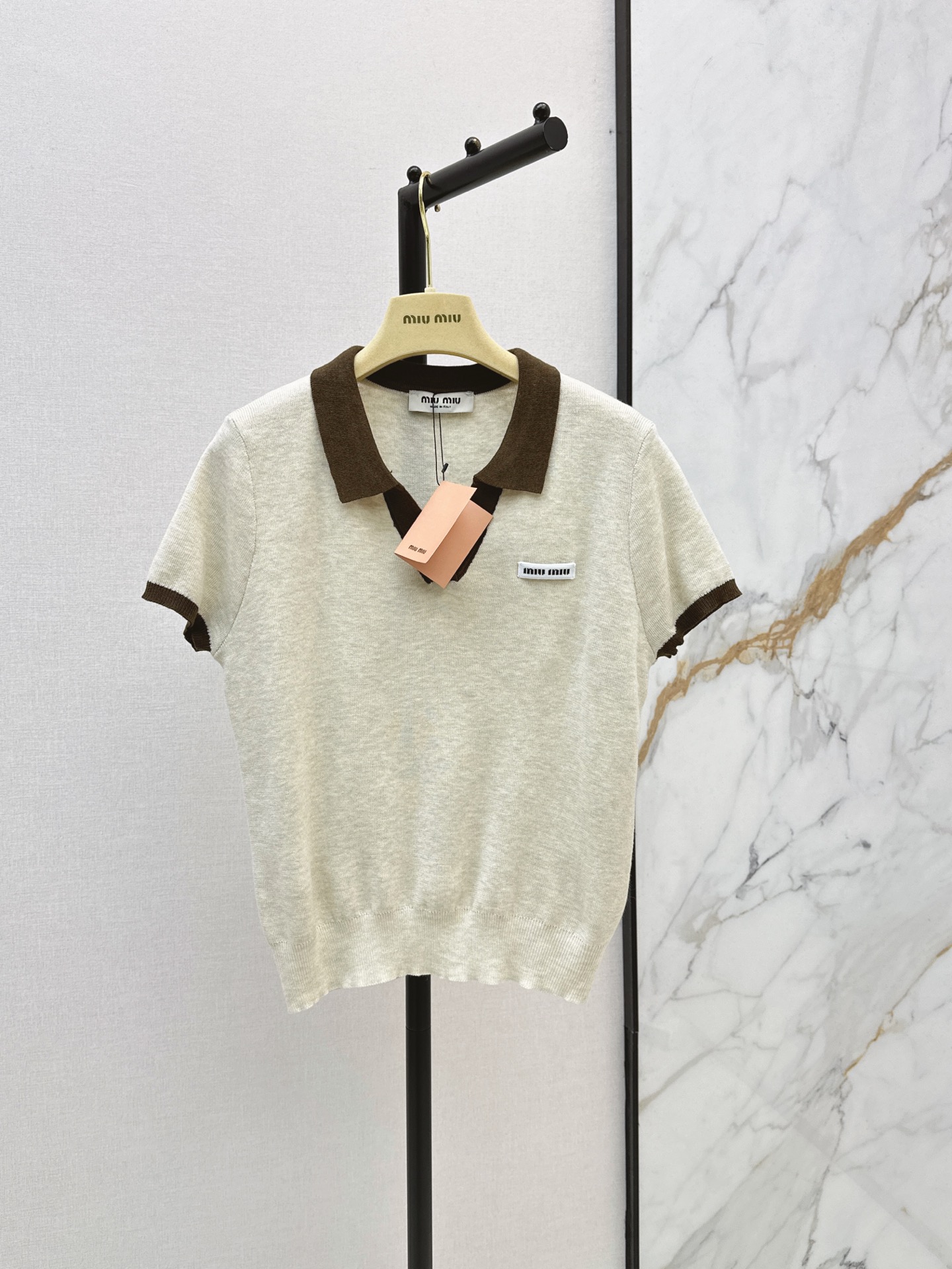 NO:930165,Miu style, age-reducing girlish style, Miu 26Ss————The latest Polo collar striped knitted top for spring and summer. The short version makes the upper body slimmer. Simple but not simple. The delicate texture and low-key color show the restrained sense of luxury. Two colors sml,,miumiu,19860909缪系减龄少女风 Miu 26Ss————春夏最新款Polo领条纹针织上衣 小短款版型上身巨显瘦 简约而不简单 细腻的质地与低调的色泽 彰显内敛的高级感 两色sml,,miumiu,,Women's clothing
