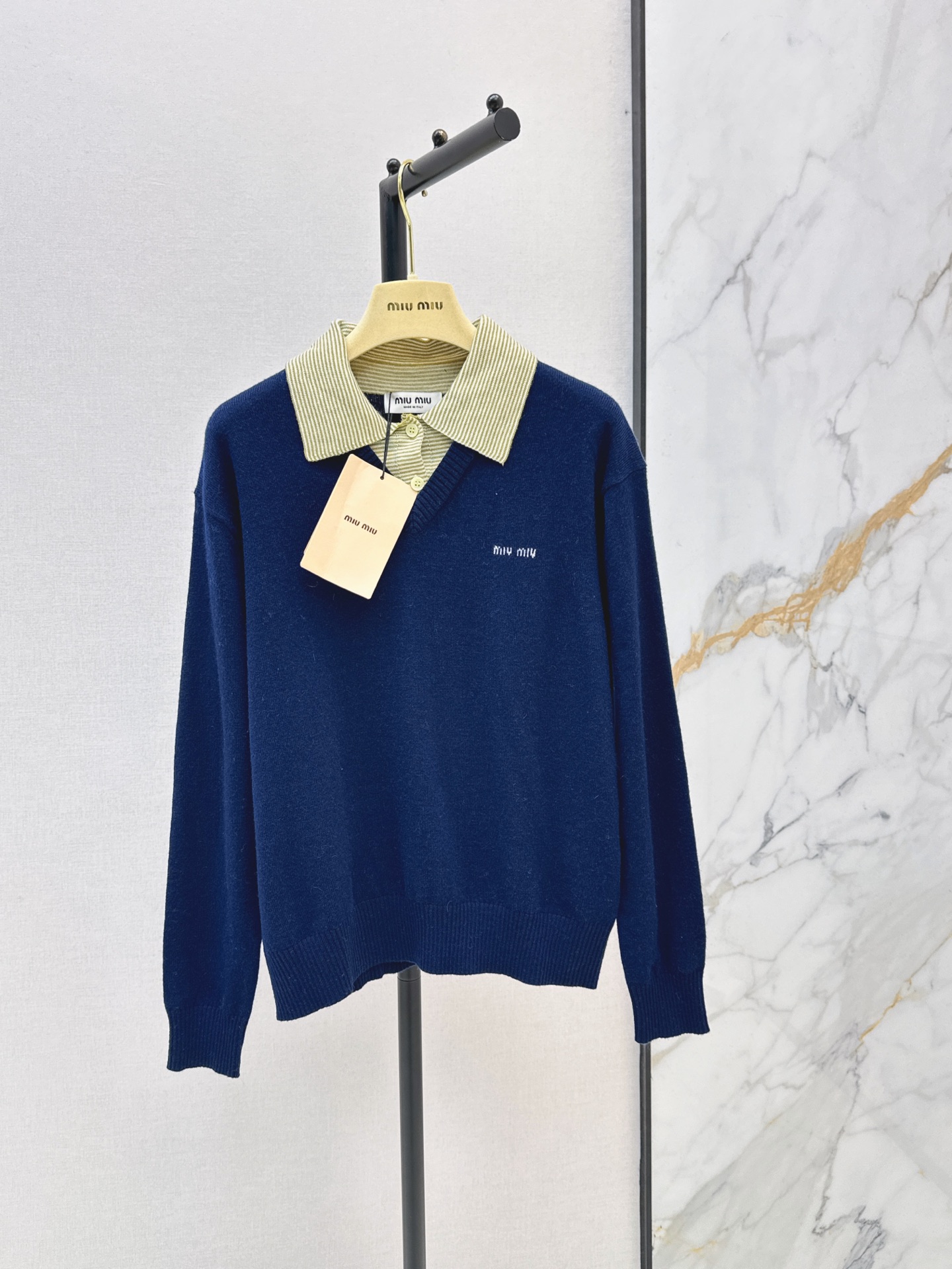 NO:930158,Miu 26Ss————The latest fake two-piece knitted sweater for early autumn, navy blue main tone + light green striped shirt collar, full of college style. The knitted fabric is soft and skin-friendly, super comfortable to wear in autumn and winter. The small logo on the chest is low-key and recognizable. The fake two-piece design saves the trouble of stacking. The sense of layering is directly full. It can be easily used in retro or casual style. A must-have item for age reduction. One color sml,,miumiu,shirts,19860909Miu 26Ss————早秋最新款假两件针织衫藏青色主调+浅绿条纹衬衫领 学院风满满 针织面料柔软亲肤 秋冬穿超舒服 胸前小logo低调有辨识度 假两件设计省去叠穿烦恼 层次感直接拉满 复古or休闲风都能轻松拿捏 减龄必备单品 一色sml,,miumiu,shirts,,Women's clothing