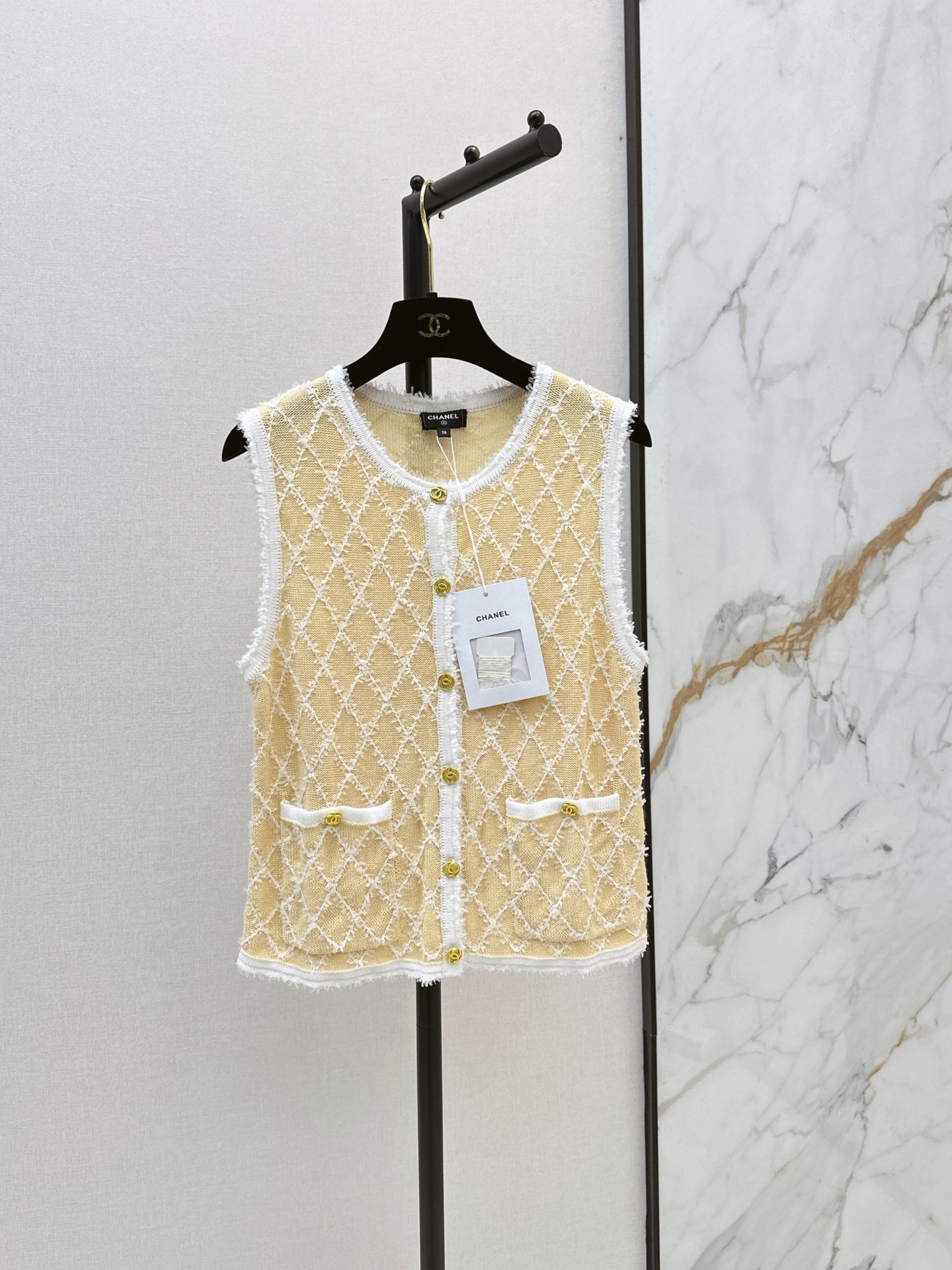 NO:930152,C Home 26Ss————The latest rhombus knitted vest with gold buttons for early autumn. It is full of simple retro style. The knitted fabric is soft and comfortable. Sleeveless design + rhombus texture. It has a sense of layering and fashion. The pockets on both sides are practical and good-looking. It can be easily matched with a shirt or dress for daily commuting and leisure. It is easy to get the elegant temperament. Three-color sml,,chanel,skirts,shirts,19860909C家 26Ss————早秋最新款菱格纹针织马甲搭配金色纽扣 简约复古风满满 针织面料柔软舒适 无袖设计+菱格纹理 层次感和时尚感兼具 两侧口袋实用又好看 日常通勤休闲都能轻松搭配衬衫或连衣裙 优雅气质轻松get 三色sml,,chanel,skirts,shirts,,Women's clothing