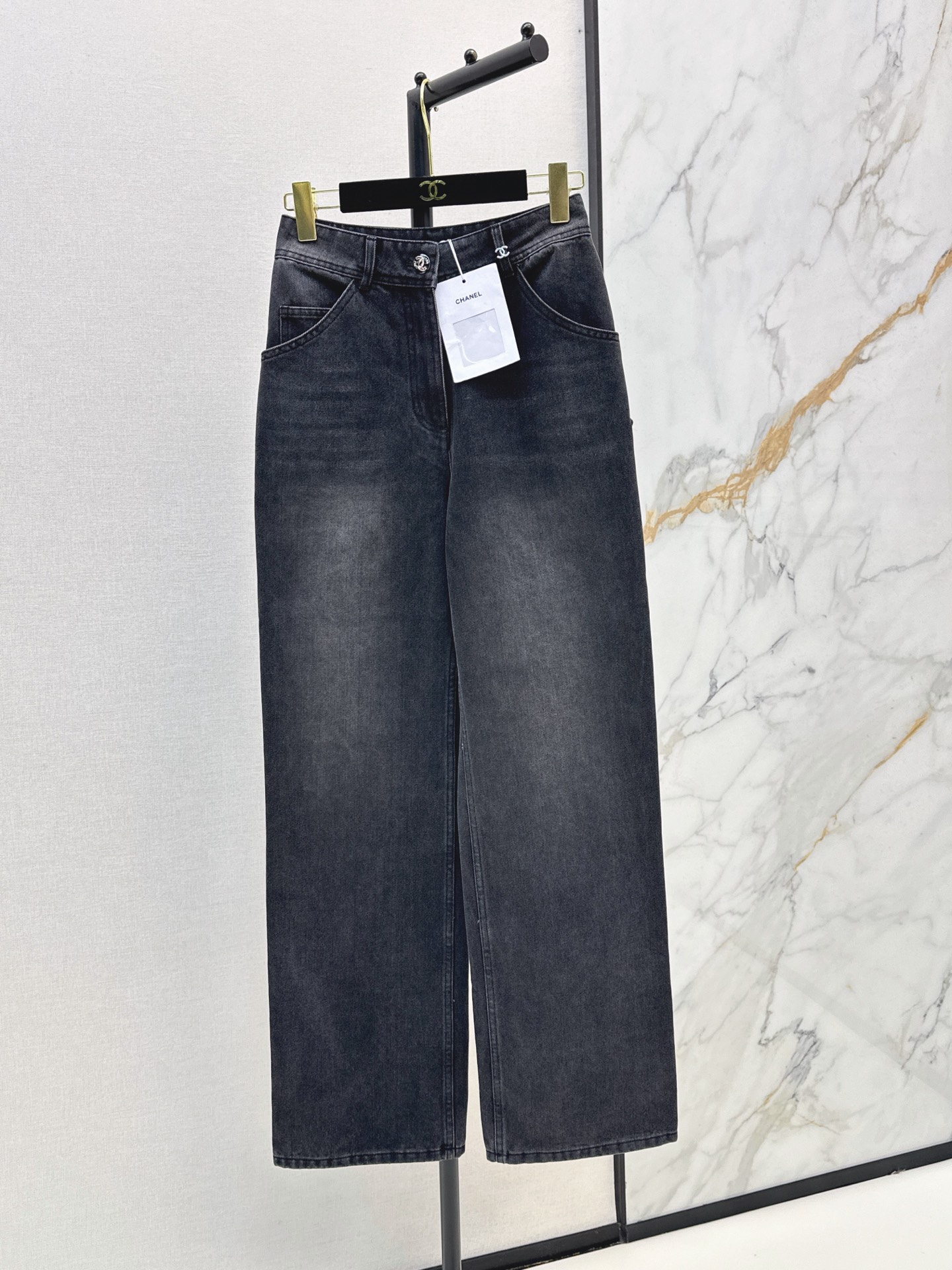 NO:930144,C Family 26Ss————The latest double C design jeans in early autumn. Versatile series. Recommended for personal use. Really versatile. Backup double C stitch design. Very recognizable. Low-key and fashionable. It is OK to match with shirts or T-shirts for daily outings. Three colors smlxl,,chanel,jeans,shirts,tees,t-shirt,19860909C家 26Ss————早秋最新款双C设计牛仔裤 百搭系列 推荐自留 真的很百搭 后备双C车线设计 很有辨识度 低调又时髦 日常出街搭配衬衫或者T恤都OK 三色smlxl,,chanel,jeans,shirts,tees，t-shirt,,Women's clothing