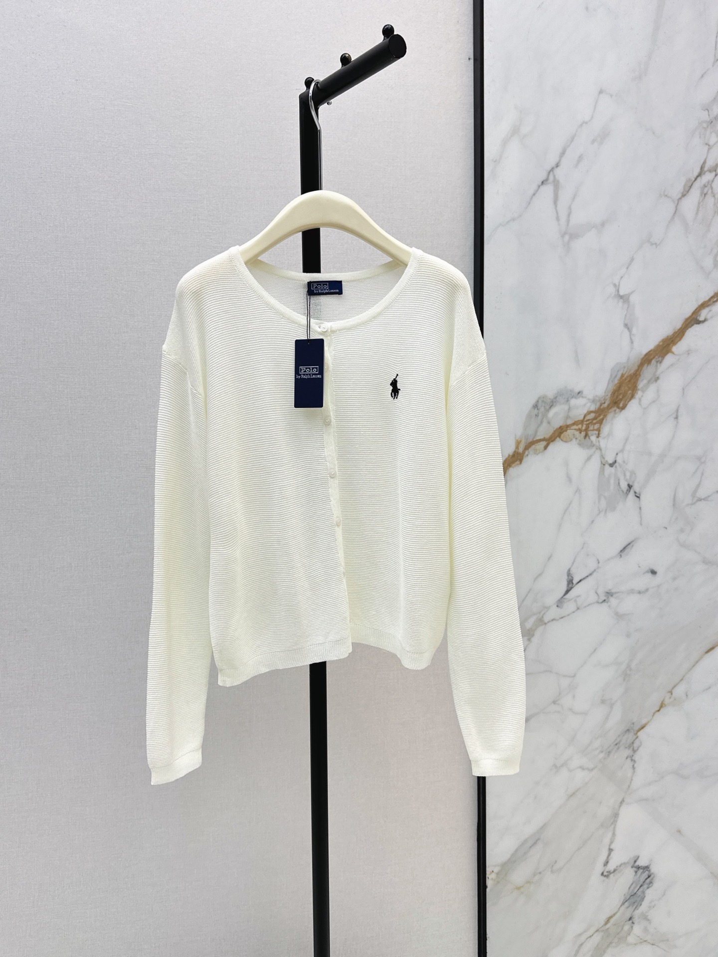 NO:930120,RL 26Ss————The latest minimalist style knitted cardigan for early autumn is made of wool. It is soft, skin-friendly and breathable. It has a simple round neck and brand embroidery on the chest. It is low-key and recognizable. The cut is loose and can be worn alone or as an inner layer. It is versatile when paired with skirts and pants. It is easy to switch styles. It can be easily used for daily commuting and leisure. Two colors sml,,skirts,19860909RL 26Ss————早秋最新款极简风针织开衫羊毛材质 柔软亲肤又透气 简约圆领+胸前品牌刺绣 低调有辨识度 剪裁宽松单穿或内搭都OK 搭配裙子裤子都很百搭 轻松切换风格 日常通勤休闲都能轻松驾驭～～两色 sml,,skirts,,Women's clothing