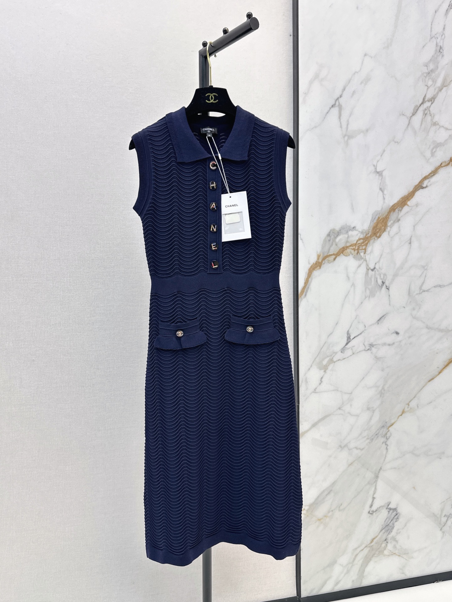 NO:930136,C's 26Ss - the latest spring and summer age-reducing girl style sleeveless knitted dress is a super layering tool. It not only hides the playfulness of a girl but also reveals a mature femininity. It is exquisite but not tacky. The sense of detail really hit me~Imported yarn The upper body is huge and slimming. One color sml,,chanel,skirts,19860909C家 26Ss———春夏最新款减龄少女风穿搭无袖针织连衣裙超级叠搭神器 既藏着少女的俏皮 又透着轻熟女人味 精致又不俗气 细节感狠狠戳中我～进口纱线 上身巨显瘦 一色sml,,chanel,skirts,,Women's clothing