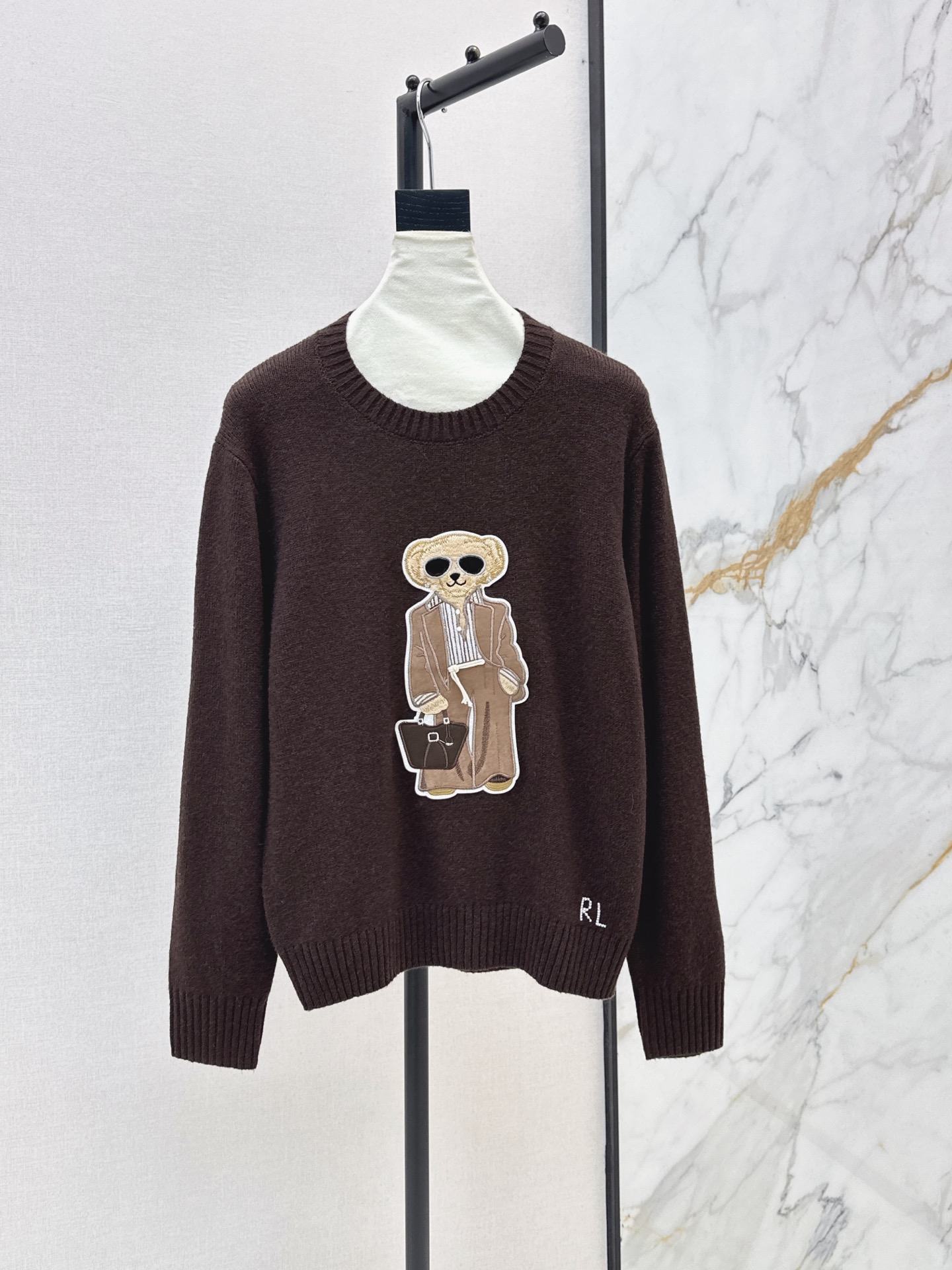 NO:930110,American style RL 26Ss - the latest early autumn bear sweater with sunglasses. Imported cashmere wool yarn is soft and waxy. The texture is invincible. Intarsia bear three-dimensional embroidery technology. Pure handmade cross-stitch LP logo. A must-have fashionable temperament for young girls. Childlike and advanced retro casual style. The version is versatile and not picky. Two-color sml, loro piana, sweaters,19860909美式穿搭 RL 26Ss———早秋最新款带墨镜的小熊毛衣 进口羊绒羊毛纱线软软糯糯 质感无敌赞 嵌花小熊立体刺绣工艺 纯手工十字绣法LP标志 龄少女气质时髦精必入 童趣高级复古随性风 版型百搭不挑人 两色sml,,loro piana,sweaters,,Women's clothing