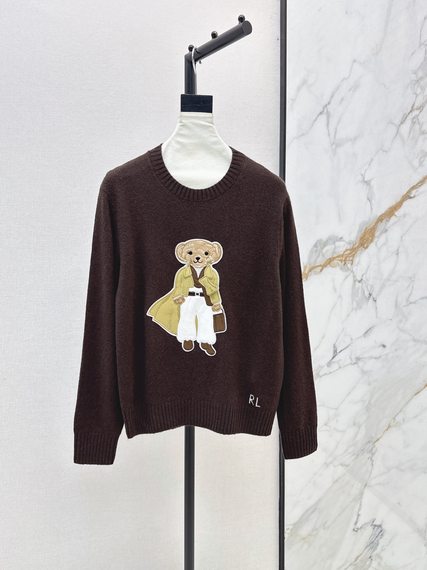 NO:930100,American style RL 26Ss - the latest early autumn bear sweater with windbreaker. Imported cashmere wool yarn is soft and waxy. The texture is invincible. Intarsia bear three-dimensional embroidery technology. Pure handmade cross-stitch method LP logo. A must-have fashionable temperament for young girls. Childlike and high-end retro casual style. The version is versatile and not picky. Two-color sml, loro piana, sweaters,19860909美式穿搭 RL 26Ss———早秋最新款穿风衣的小熊毛衣 进口羊绒羊毛纱线软软糯糯 质感无敌赞 嵌花小熊立体刺绣工艺 纯手工十字绣法LP标志 龄少女气质时髦精必入 童趣高级复古随性风 版型百搭不挑人 两色sml,,loro piana,sweaters,,Women's clothing