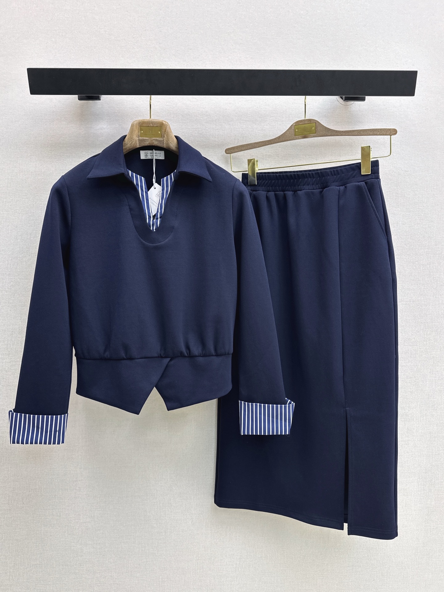 NO:930066,A set of fashionable Look Bc 26Ss——————The latest new Italian minimalist style casual suit for early autumn, spliced ​​striped design lapel top + mid-length skirt. Fake two-piece design with striped splicing. Get a sense of fashion in one second when you go out on the street every day. There is no difficulty in controlling it. It can be fashionable or retro. It is also very versatile to wear separately. It comes in one set. Two-color sml,,skirts,19860909一套时髦Look Bc 26Ss——————早秋最新款新款意式极简风休闲套装拼接条纹设计翻领上衣+中长款半裙 条纹拼接的假两件设计感 日常出街一秒Get时髦感 没有任何驾驭难度 可时髦可复古 分开穿也很百搭 一套出 两色sml,,skirts,,Women's clothing