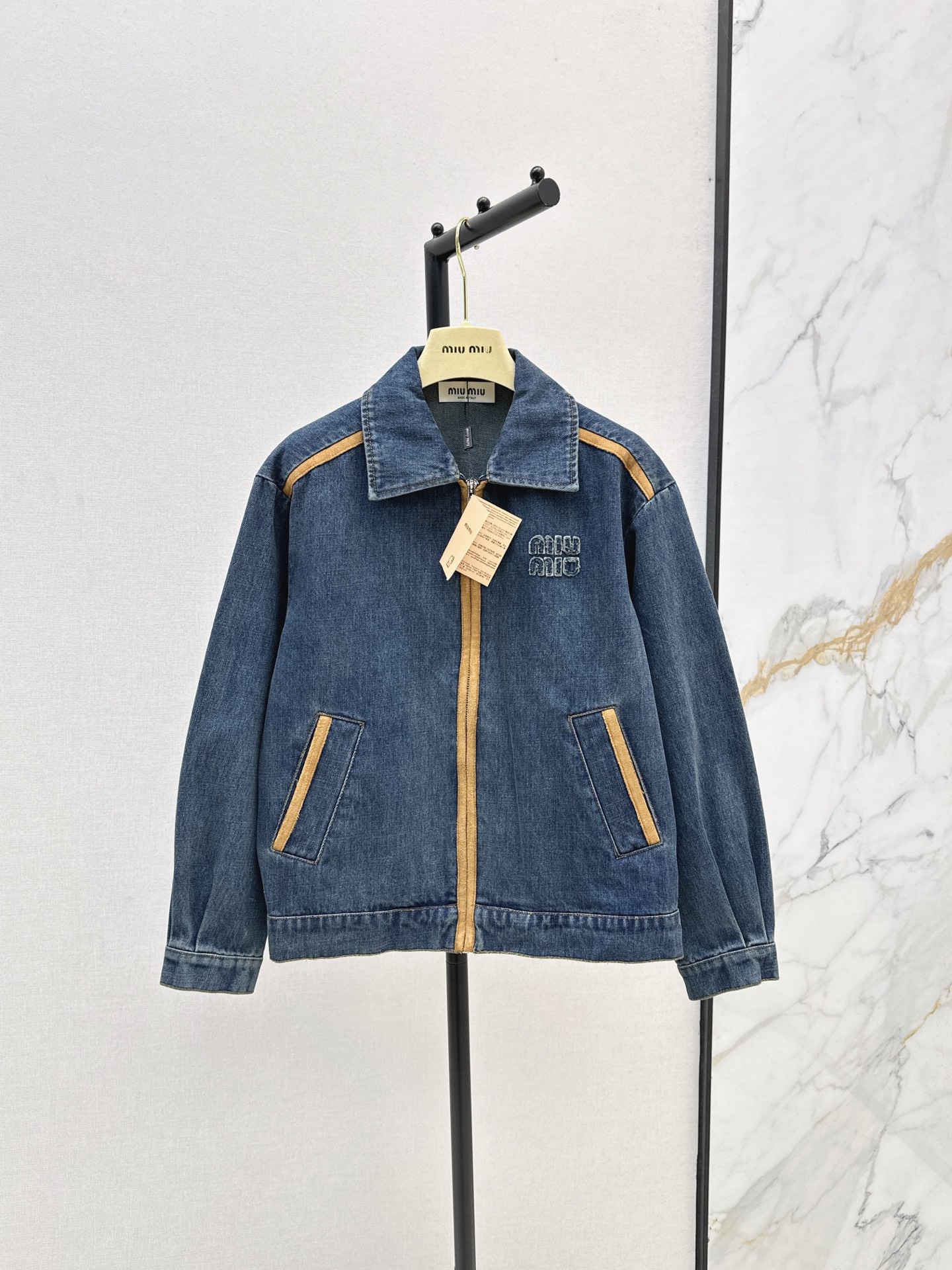 NO:930054,Exclusive launch of Miu 26Ss - the latest style of early autumn leather-trimmed off-shoulder jacket. This year's new element trend. Extremely handsome denim fabric stitched with brown leather edges. The upper body is both handsome and classy. Positioned logo letter patch embroidery. Customized brown leather edge splicing. Three-dimensional tailoring is versatile and not picky. Any combination will make you a fashionable girl. One color sml,,miumiu,jackets & coats,jackets & coats,19860909独家首发 Miu 26Ss————早秋最新款拼皮装饰牛落肩夹克外套今年新元素风向 帅到炸裂的牛仔面料拼接咖色皮边 上身既帅气又很飒姐 定位的徽标字母贴布刺绣 定制的咖色皮边拼接 立体剪裁百搭不挑人 任意搭配都是时髦小姐姐 一色sml,,miumiu,jackets & coats,jackets & coats,,Women's clothing
