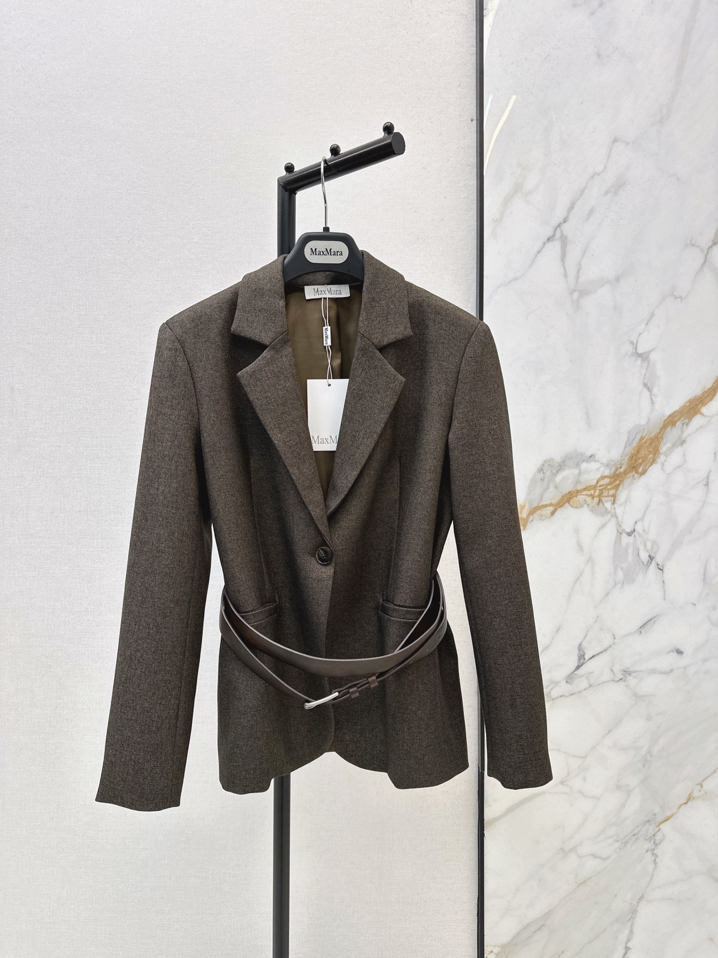 NO:930042,Max 26Ss————The latest belted blazer for early autumn. Perfect tailoring. The upper body shape is great. It’s good news for little people. It looks good on anyone. The handsome lapel lengthens the neck line. It feels capable and elegant. The sense of luxury is suddenly improved. Delivery belt. One-color sml,, jackets & coats, business suit,19860909Max 26Ss————早秋最新款腰带西装外套 完美的剪裁 上身版型绝了 对小个子就是福音 谁穿都好看 帅气翻领拉长颈脖线条 干练又气质的感觉 高级感一下子提升了 配送腰带 一色sml,,jackets & coats,business suit,,Women's clothing