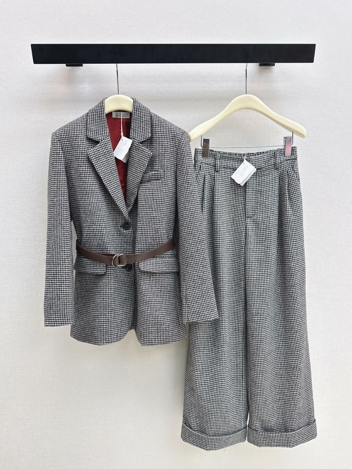 NO:930107,High sense of wear Bc 26Ss - the latest Italian elegant and luxurious houndstooth suit in autumn and winter. Single-row suit jacket + trousers. Heavy plaid fabric. Elegant and ladylike. The upper body looks thin and tall. White and rich must-have items are high-end and fashionable. Original customized hardware accessories. Sweet and cool girls are A and sassy. Very stiff. Highly recommended items. One color separate sml jacket, jackets & coats, business suit,19860909高知感穿搭 Bc 26Ss———秋冬最新款意式优雅高奢千鸟格套装单排西装外套+西裤 重磅格纹面料 气质优雅lady气质 上身显瘦又高挑 白富美必备单品高级又时髦 原版定制五金配件 甜酷女孩又A又飒 挺括感很好 强烈推荐单品 一色分开发 sml  外套,,jackets & coats,business suit,,Women's clothing