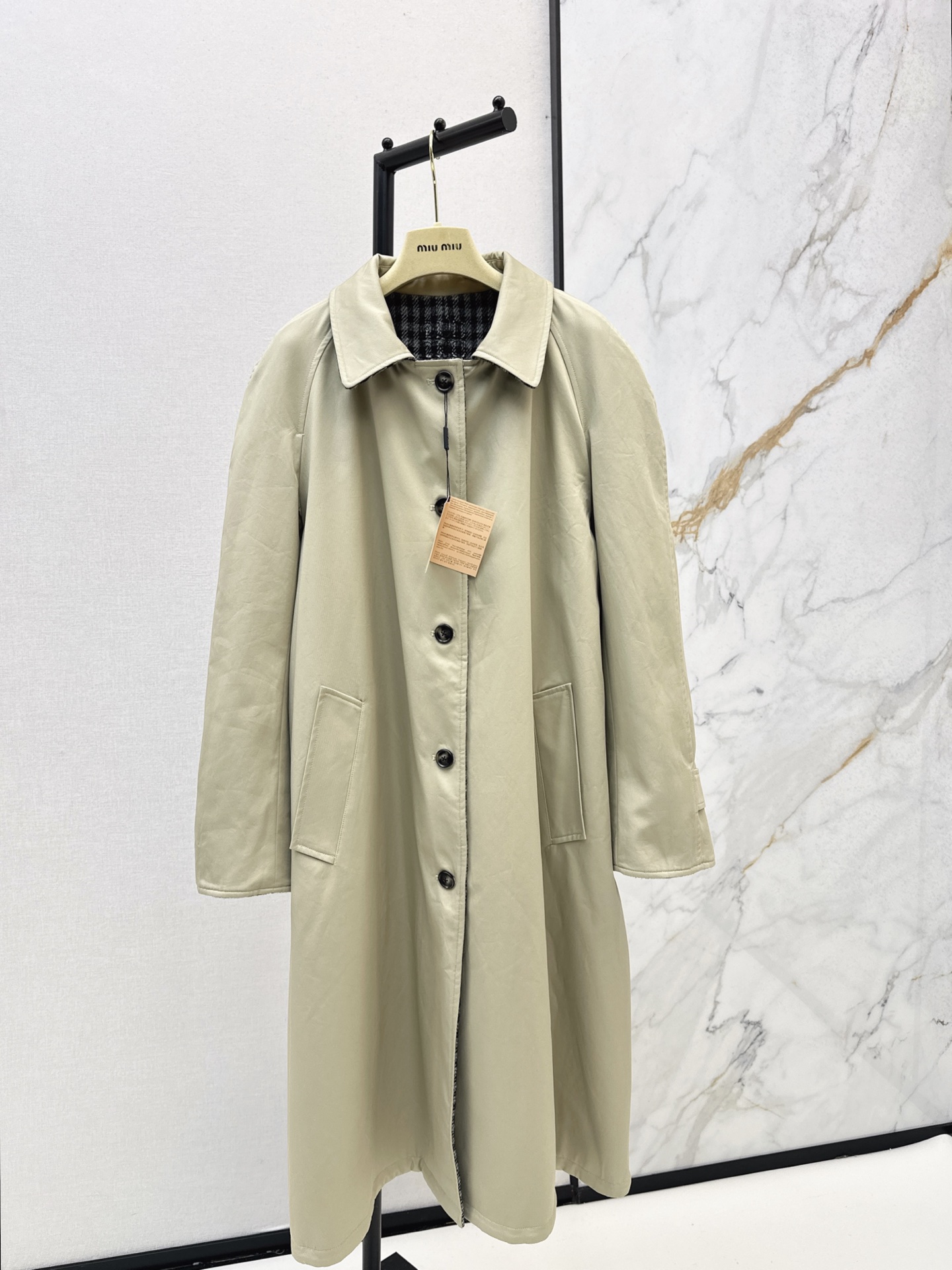 NO:930097,The same model as the star Miu 26Ss————The latest long windbreaker with double-sided design in autumn and winter. One side is classic khaki and one side is wool plaid fabric. The two sides can be switched freely. Two different styles. Double-layered thickening to keep warm. The upper body has its own aura and full of fashion. One color sml,,miumiu,19860909明星同款 Miu 26Ss————秋冬最新款双面穿设计长款风衣 一面经典卡其色 一面羊毛格子面料 两面自由切换 两种不一样的风格 双层加厚保暖 上身自带气场 时髦感拉满 一色sml,,miumiu,,Women's clothing