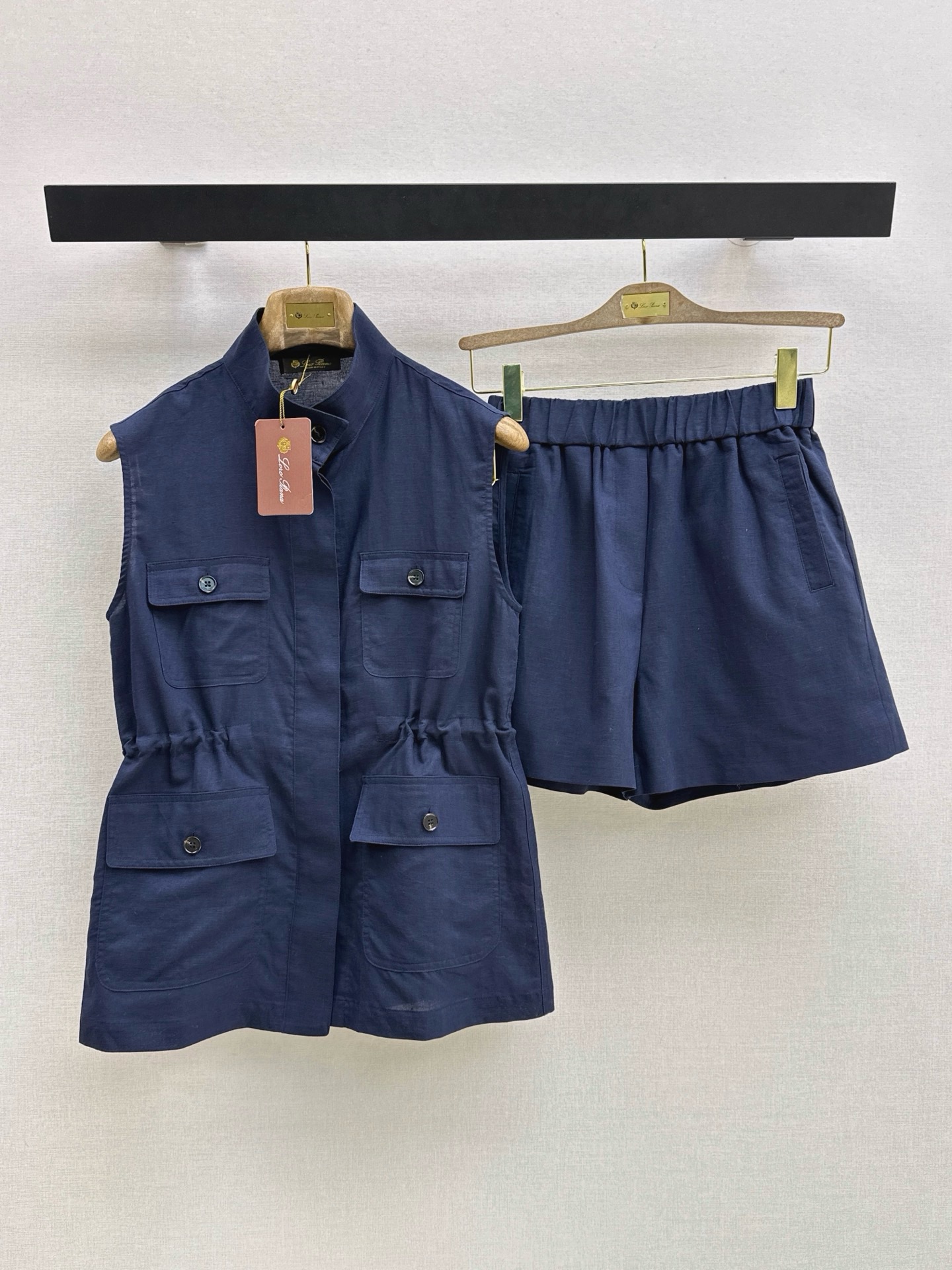 NO:930086,400L 26Ss————The latest old-money fashionable linen suit in spring and summer. Stand-up collar drawstring waist vest + elastic waist shorts. The set is super good-looking. Vacation Feel Online is casual and lazy. It has the attributes of old money without lacking in style. The fabric is pure linen. It comes in one set. Three-color sml, loro piana, shorts,19860909400L 26Ss————春夏最新款老钱时髦亚麻套装立领抽绳收腰马甲+松紧腰短裤 一套搭配超级好看 度假Feel在线 休闲慵懒 自带老钱的属性 又不缺少造型感 面料是纯亚麻 一套出 三色sml,,loro piana,shorts,,Women's clothing
