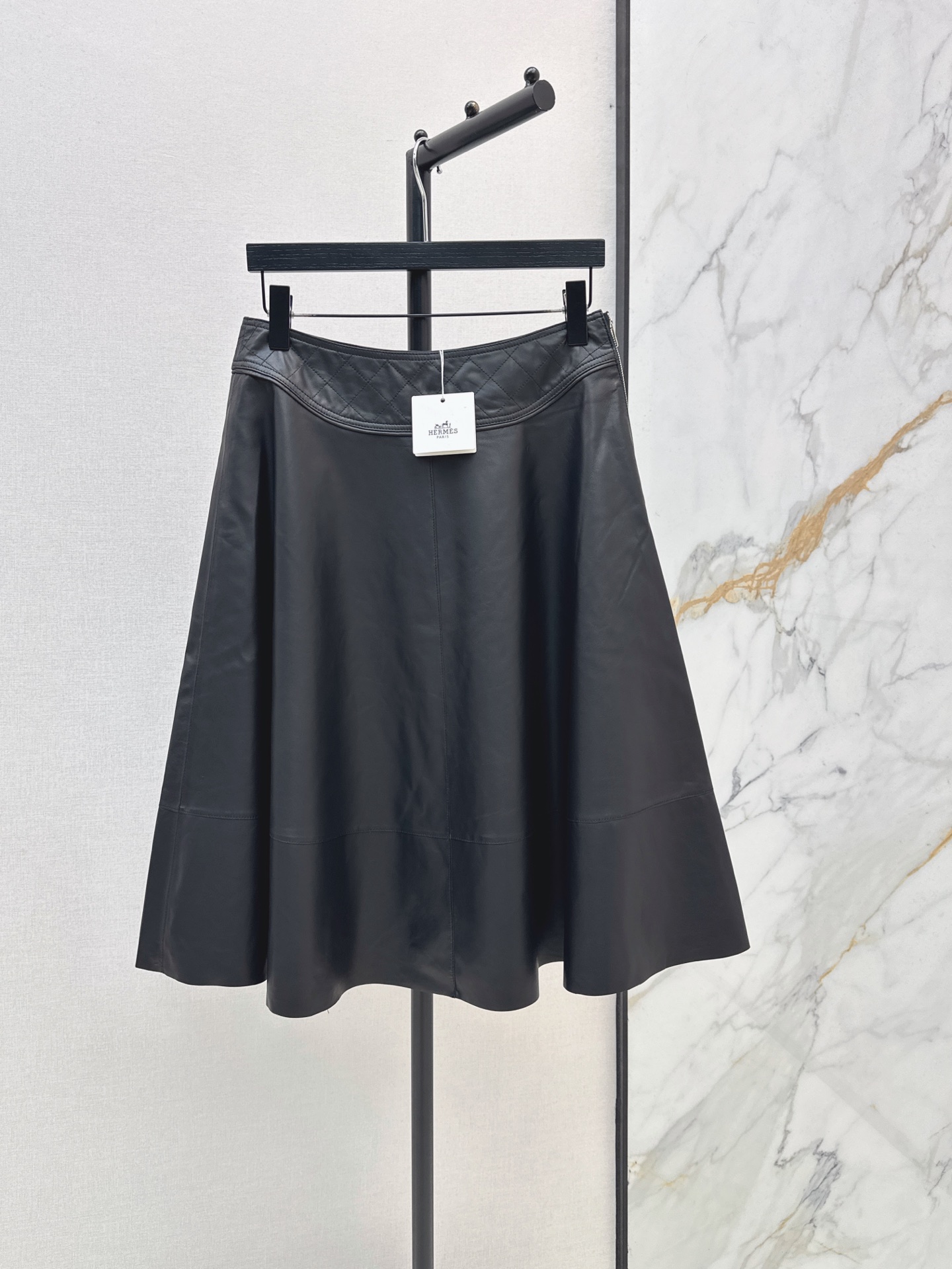 NO:930074,High-intellectual wear Her 26Ss————The latest equestrian-style leather long skirt in early autumn is a must-have item this season. The texture of imported lambskin is invincible. High-waisted A-line skirt design with rhombus seam line. Low-key aristocratic temperament, versatile, fashionable and advanced. The classic version is super authentic. Pure hand-made oil edge craftsmanship. The details are well handled. One-color sml, skirts, sheepskin,19860909高智感穿搭 Her 26Ss————早秋最新款气质马术风真皮长款半裙本季必入不可错过的单品 进口小羊皮质感无敌 菱格缝隙线高腰A字裙摆设计 低调贵族气质百搭时髦又高级 经典版型超正 纯手工油边工艺 细节处理的很到位 一色sml,,skirts,sheepskin,,Women's clothing