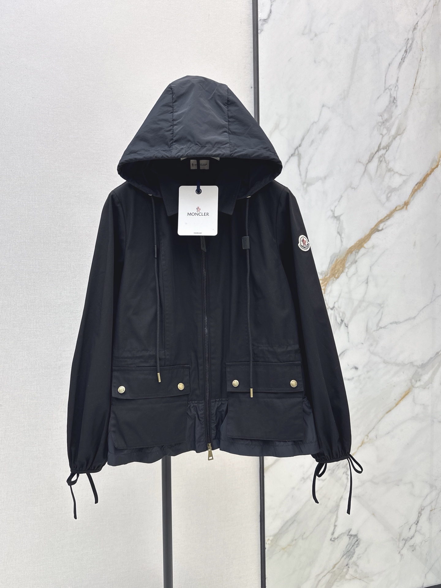 NO:930052,Exclusive model ~ Mc 26Ss - the latest early autumn hooded windbreaker jacket with drawstring waist design. It can be worn in two ways: loose straight or waisted. It is warm and fashionable in khaki + versatile black color. It is easy to match. The windbreaker fabric is relatively stiff and thick. The details of drawstring and hardware accessories are extra points. Full of high-end feeling. Two-color sml,, jackets & coats, hats,19860909独家款～ Mc 26Ss————早秋最新款腰部抽绳收腰设计连帽风衣外套 松身直筒和收腰两种穿法 既有温暖感又时髦的卡其色+百搭黑色系 很好搭配 比较挺括厚实的风衣面料 抽绳和五金配件细节加分 高级感满满 两色sml,,jackets & coats,hats,,Women's clothing
