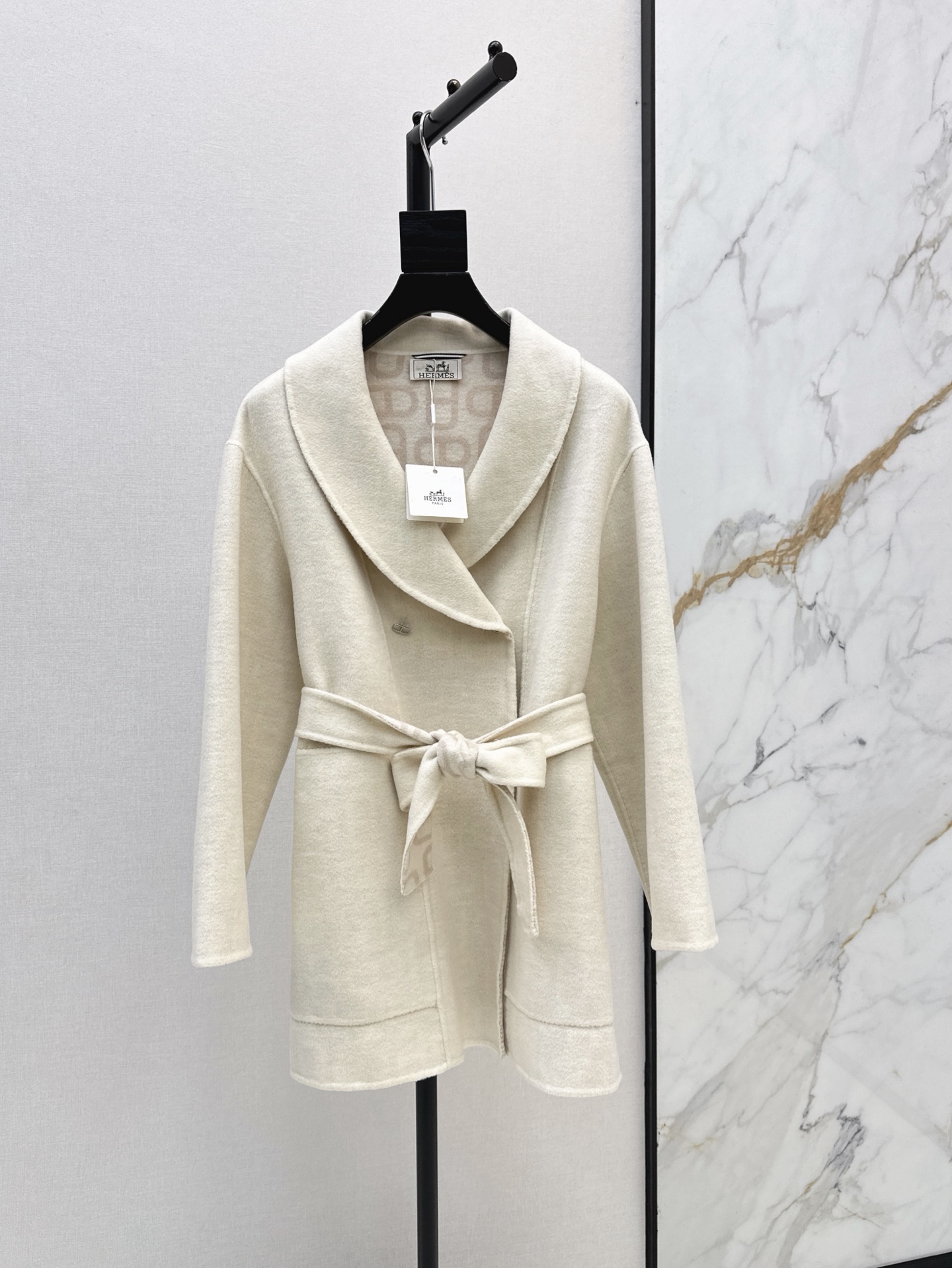 NO:931955,Her 26Ss————The latest double-sided cashmere mid-length coat in autumn and winter, a high-end and versatile series. Customized double-sided logo cashmere material feels soft and delicate, purely handmade. Open-mold double-breasted lapel design. Classic long H version that does not pick on the upper body. Super high-end, warm and slimming. Three colors sml,,19860909Her 26Ss————秋冬最新款双面羊绒中长款大衣高级百搭系列 定制双面logo羊绒材质手感软糯细腻纯手工制作工艺 开模双排扣翻领设计 经典长款H版型不挑人上身超高级保暖又显瘦 三色sml,,,Women's clothing