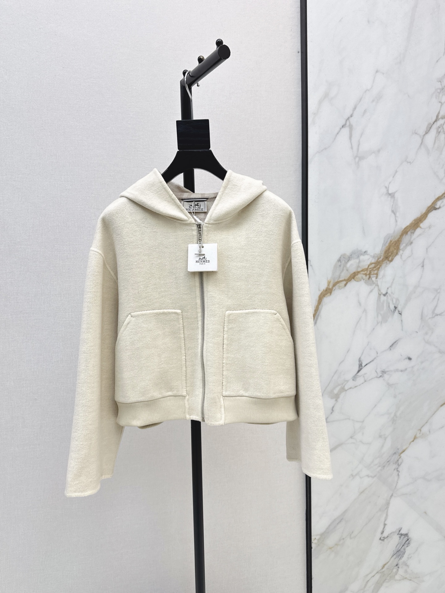 NO:931948,Her 26Ss————The latest double-sided cashmere short coat in autumn and winter, high-end and versatile series. Customized double-sided logo cashmere material feels soft and delicate, purely handmade. Open-mold zipper pendant design. Classic H version. Not picky on the upper body. Super high-end, warm and slim. Three colors available for sale sml,,19860909Her 26Ss————秋冬最新款双面羊绒短款大衣高级百搭系列 定制双面logo羊绒材质手感软糯细腻纯手工制作工艺 开模拉链挂坠设计 经典H版型不挑人上身超高级保暖又显瘦 三色现货发售sml,,,Women's clothing